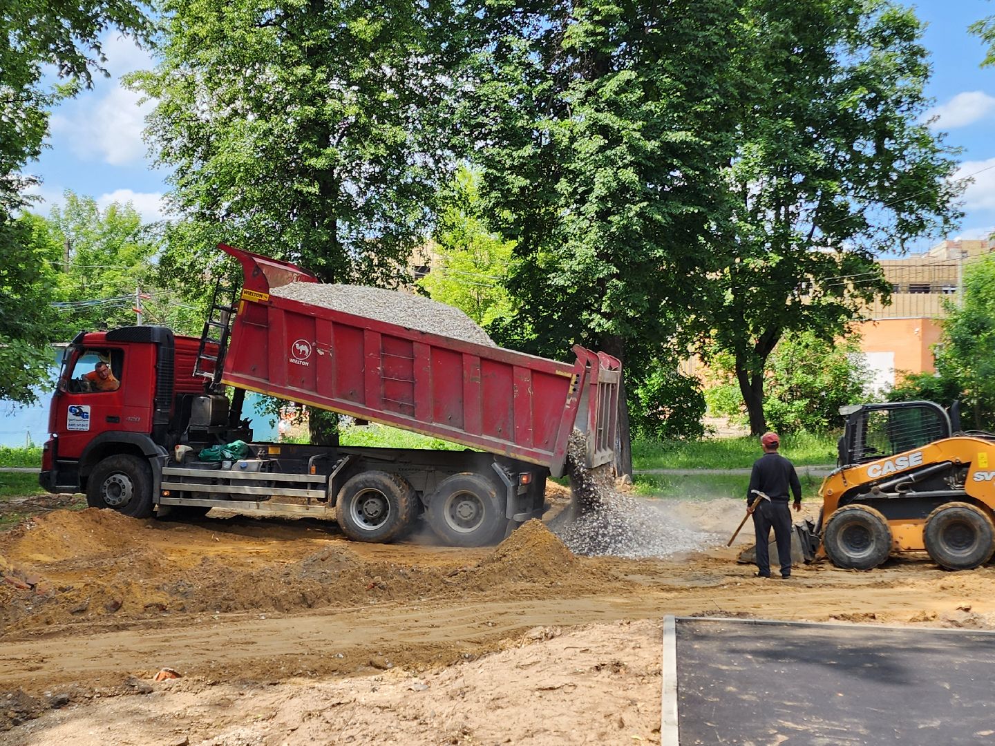 чехов, улица дружбы, благоустройство двора, пешеходные дорожки, тропинки, тротуары, проезды,  комплексное благоустройство,  госпрограмма московской области, формирование комфортной городской среды, комиссия, проверка, глава округа михаил собакин,