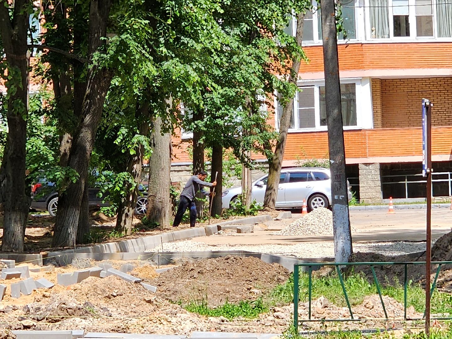 чехов, улица дружбы, благоустройство двора, пешеходные дорожки, тропинки, тротуары, проезды,  комплексное благоустройство,  госпрограмма московской области, формирование комфортной городской среды, комиссия, проверка, глава округа михаил собакин,