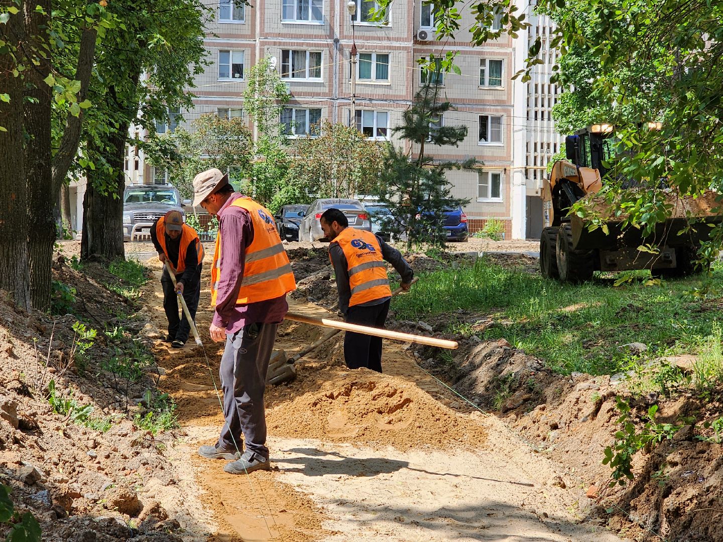 чехов, улица дружбы, благоустройство двора, пешеходные дорожки, тропинки, тротуары, проезды,  комплексное благоустройство,  госпрограмма московской области, формирование комфортной городской среды, комиссия, проверка, глава округа михаил собакин,