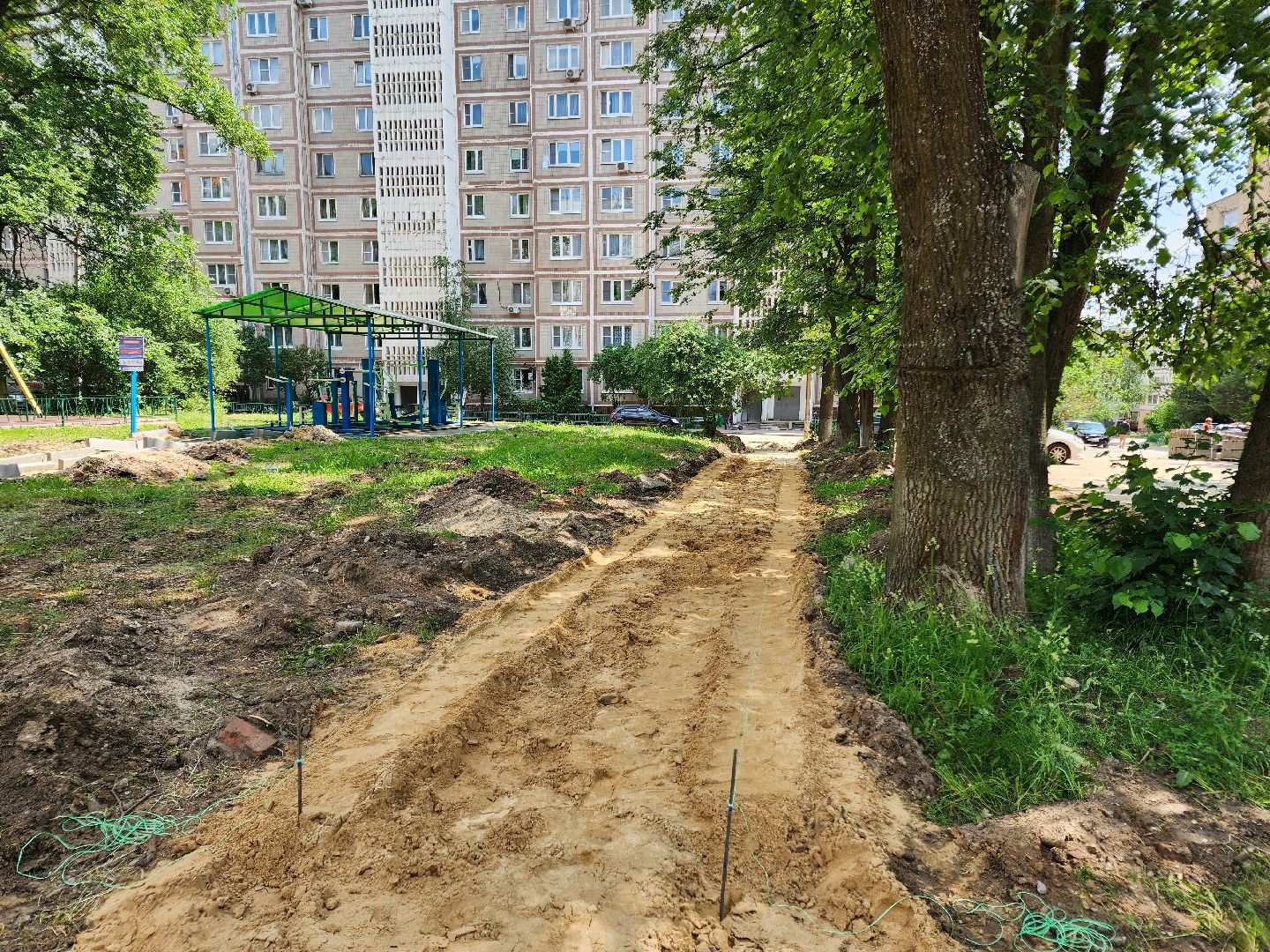 чехов, улица дружбы, благоустройство двора, пешеходные дорожки, тропинки, тротуары, проезды,  комплексное благоустройство,  госпрограмма московской области, формирование комфортной городской среды, комиссия, проверка, глава округа михаил собакин,