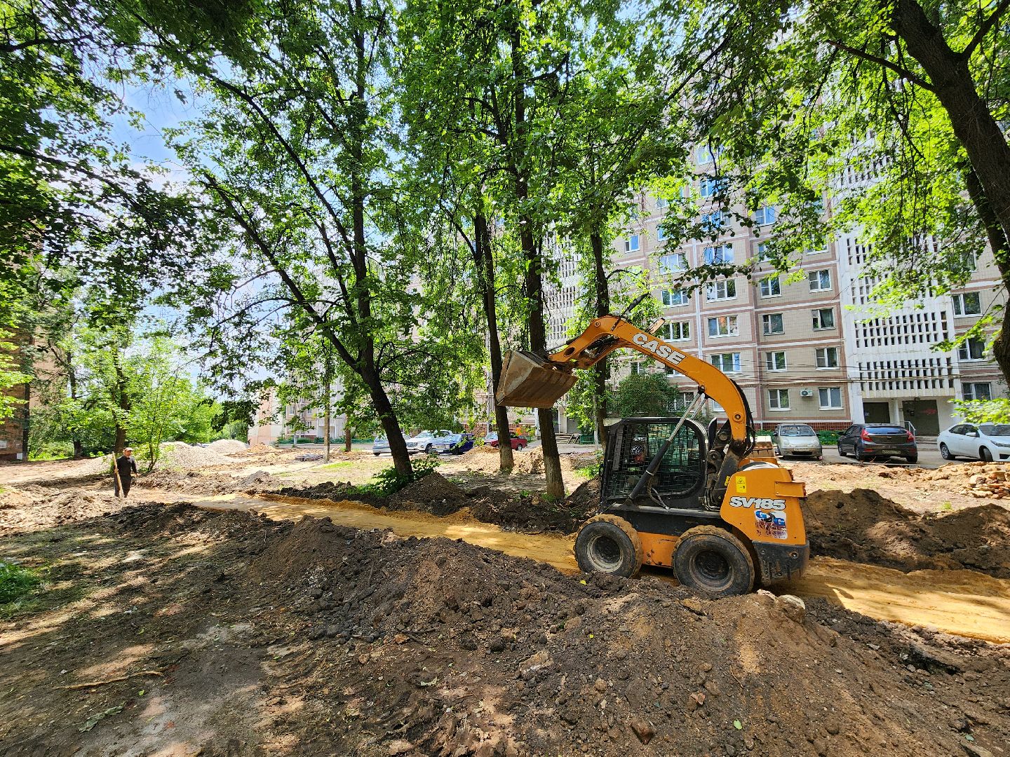 чехов, улица дружбы, благоустройство двора, пешеходные дорожки, тропинки, тротуары, проезды,  комплексное благоустройство,  госпрограмма московской области, формирование комфортной городской среды, комиссия, проверка, глава округа михаил собакин,