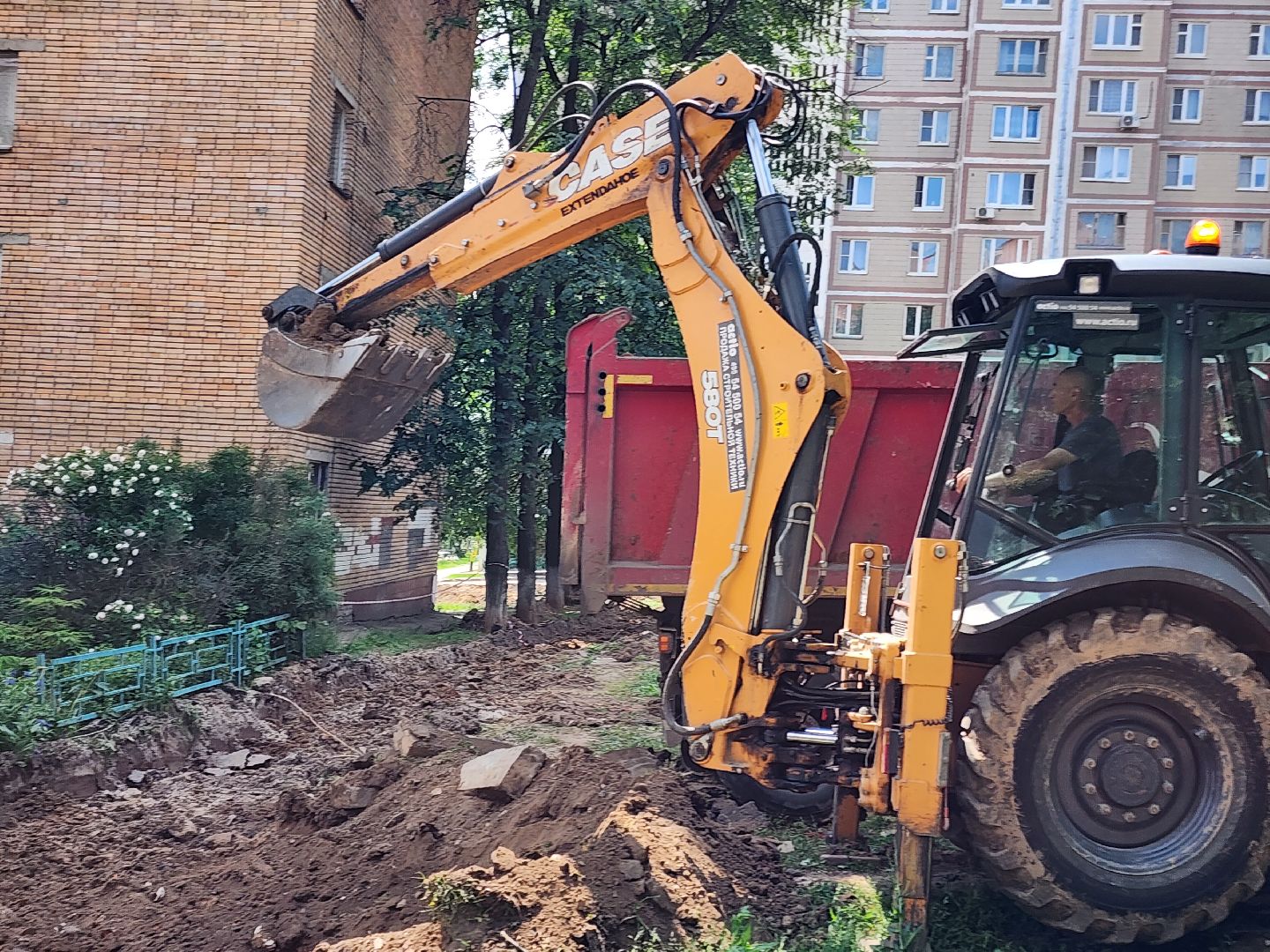 чехов, улица дружбы, благоустройство двора, пешеходные дорожки, тропинки, тротуары, проезды,  комплексное благоустройство,  госпрограмма московской области, формирование комфортной городской среды, комиссия, проверка, глава округа михаил собакин,