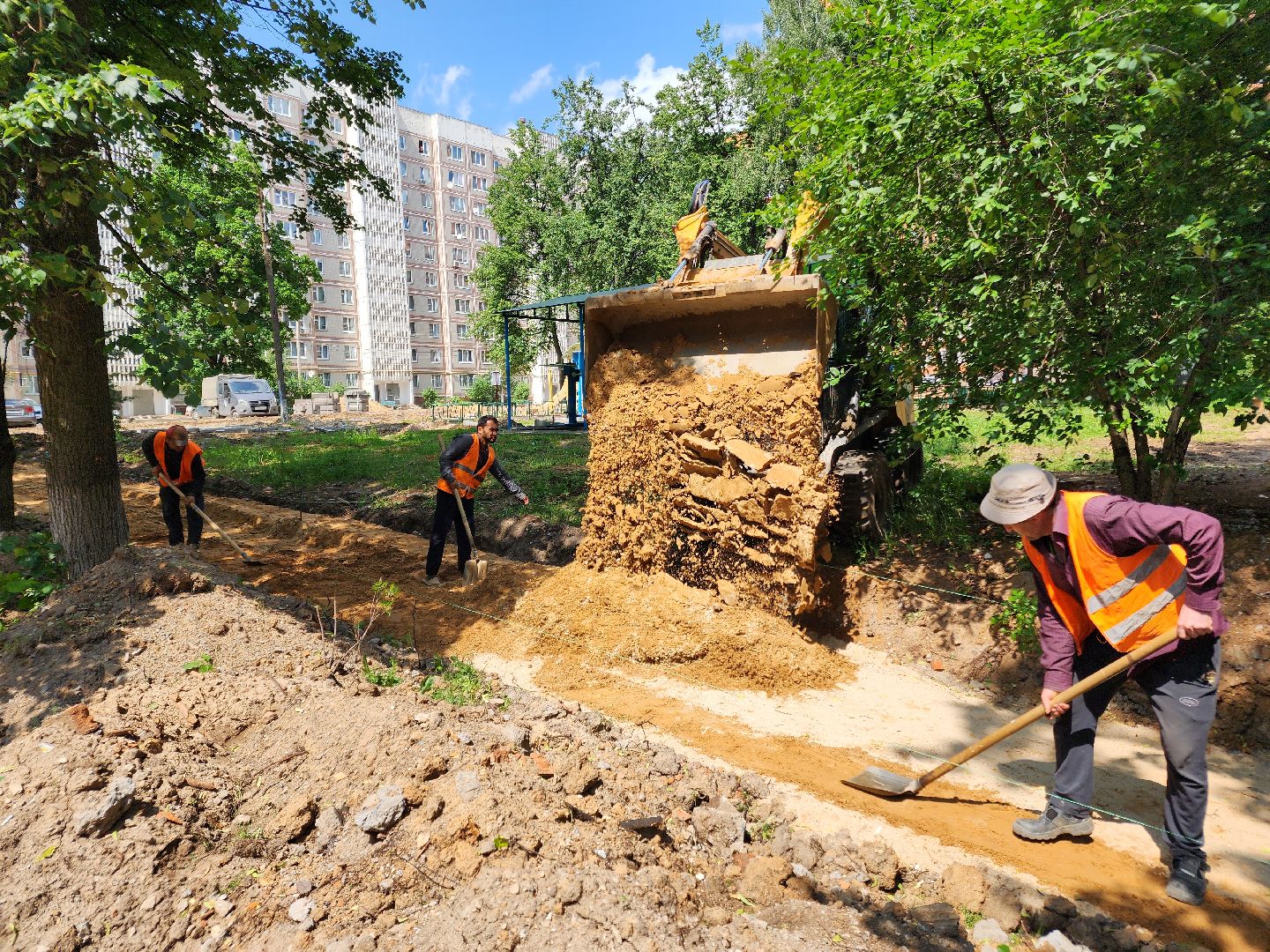 чехов, улица дружбы, благоустройство двора, пешеходные дорожки, тропинки, тротуары, проезды,  комплексное благоустройство,  госпрограмма московской области, формирование комфортной городской среды, комиссия, проверка, глава округа михаил собакин,