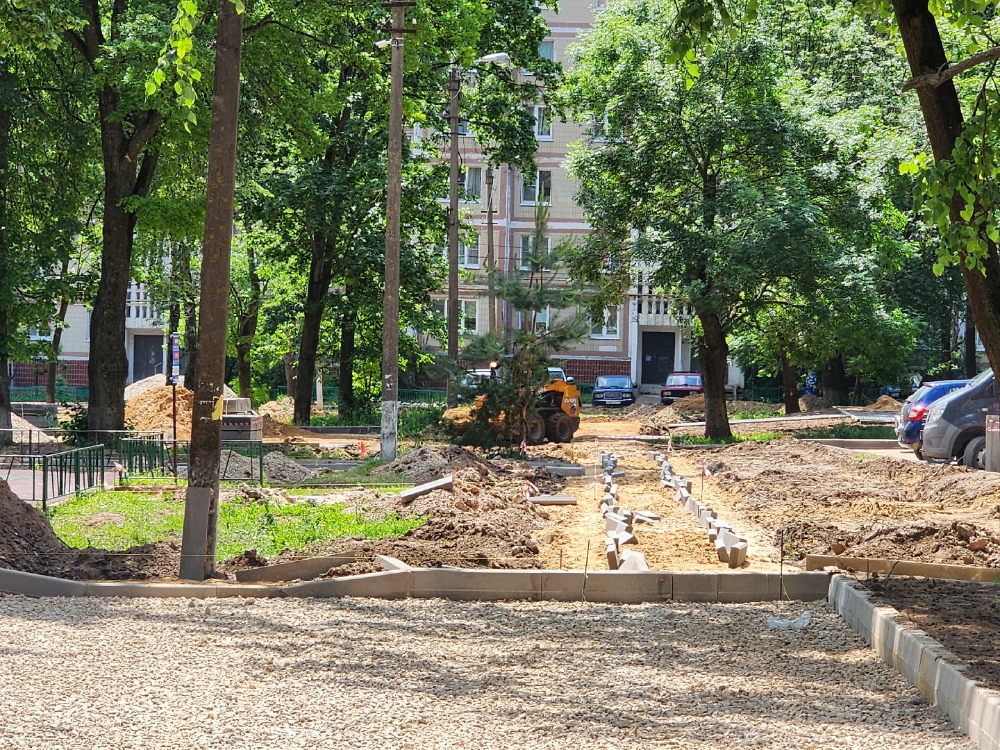 чехов, улица дружбы, благоустройство двора, пешеходные дорожки, тропинки, тротуары, проезды,  комплексное благоустройство,  госпрограмма московской области, формирование комфортной городской среды, комиссия, проверка, глава округа михаил собакин,