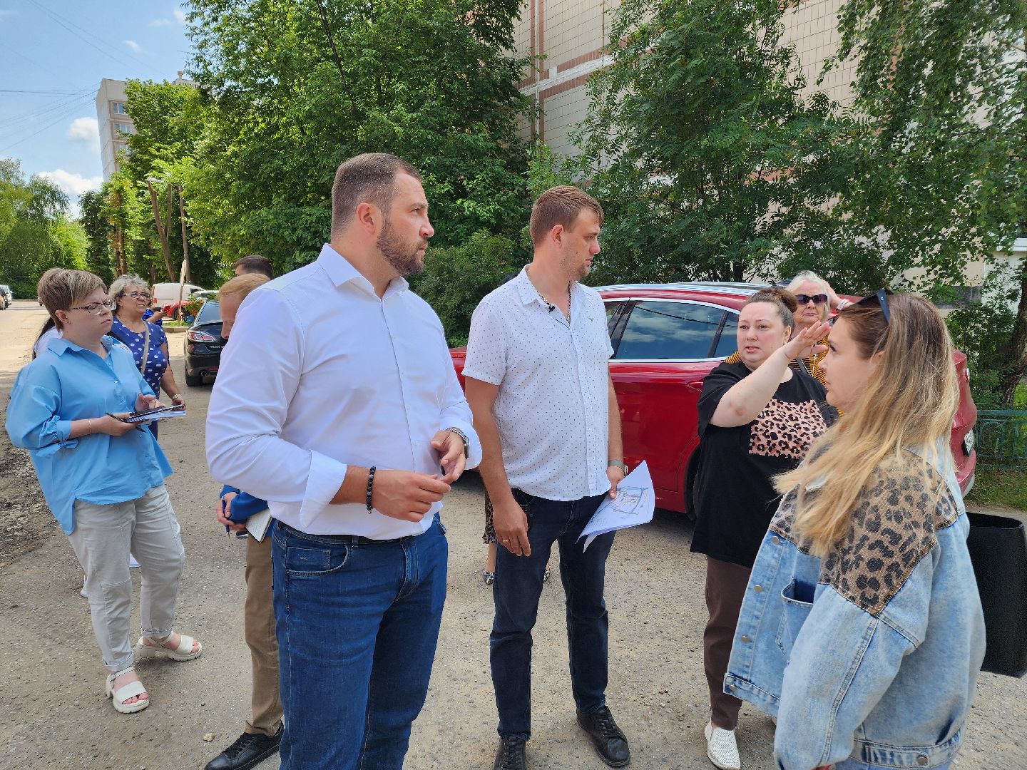 чехов, улица дружбы, благоустройство двора, пешеходные дорожки, тропинки, тротуары, проезды,  комплексное благоустройство,  госпрограмма московской области, формирование комфортной городской среды, комиссия, проверка, глава округа михаил собакин,