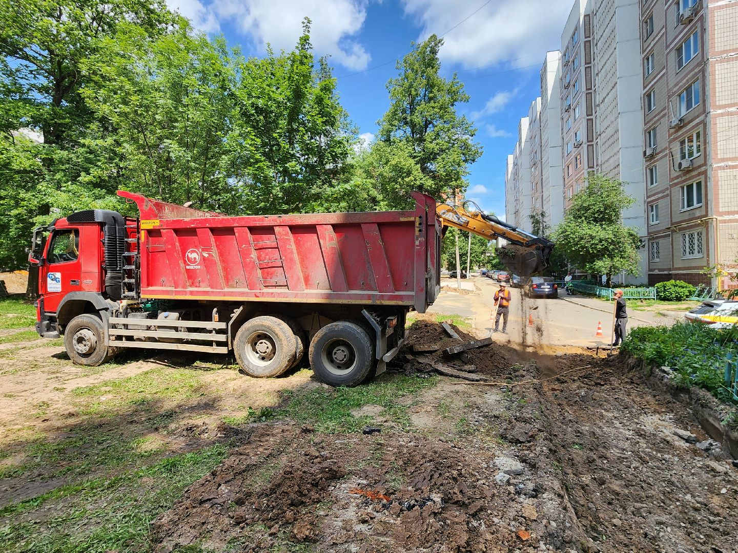 чехов, улица дружбы, благоустройство двора, пешеходные дорожки, тропинки, тротуары, проезды,  комплексное благоустройство,  госпрограмма московской области, формирование комфортной городской среды, комиссия, проверка, глава округа михаил собакин,