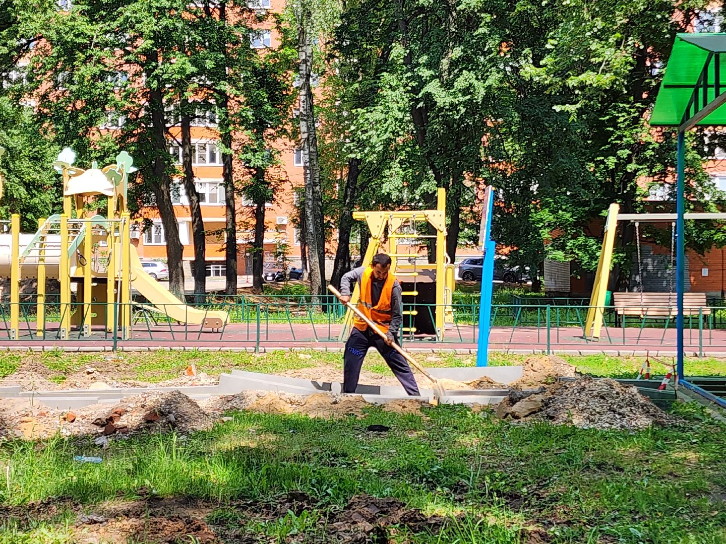 чехов, улица дружбы, благоустройство двора, пешеходные дорожки, тропинки, тротуары, проезды,  комплексное благоустройство,  госпрограмма московской области, формирование комфортной городской среды, комиссия, проверка, глава округа михаил собакин,