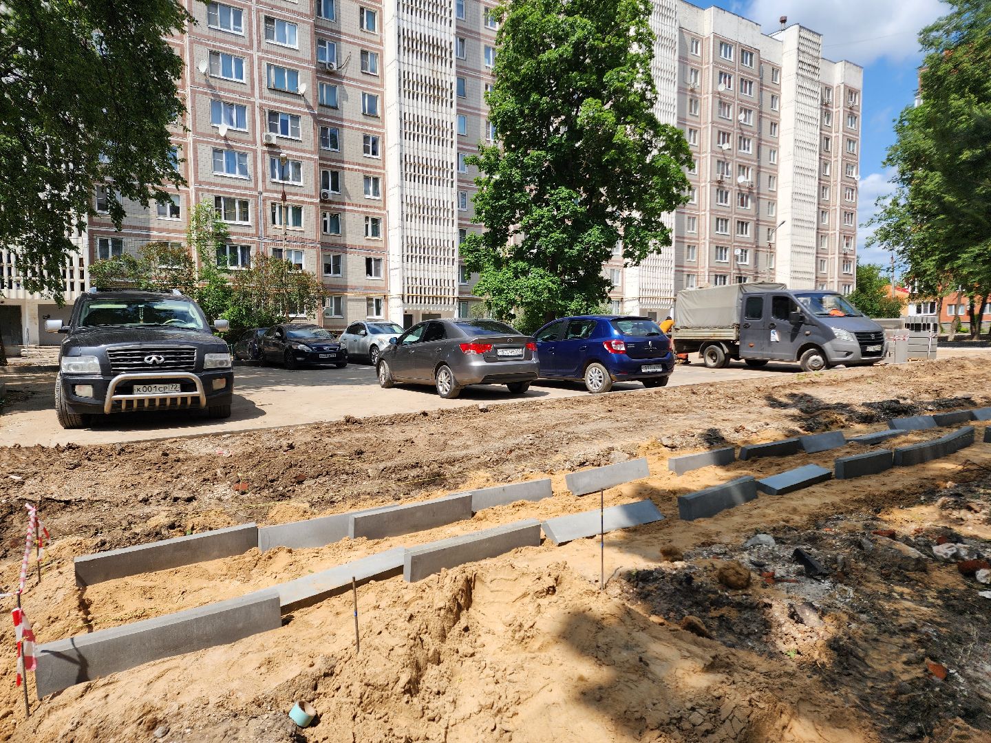 чехов, улица дружбы, благоустройство двора, пешеходные дорожки, тропинки, тротуары, проезды,  комплексное благоустройство,  госпрограмма московской области, формирование комфортной городской среды, комиссия, проверка, глава округа михаил собакин,