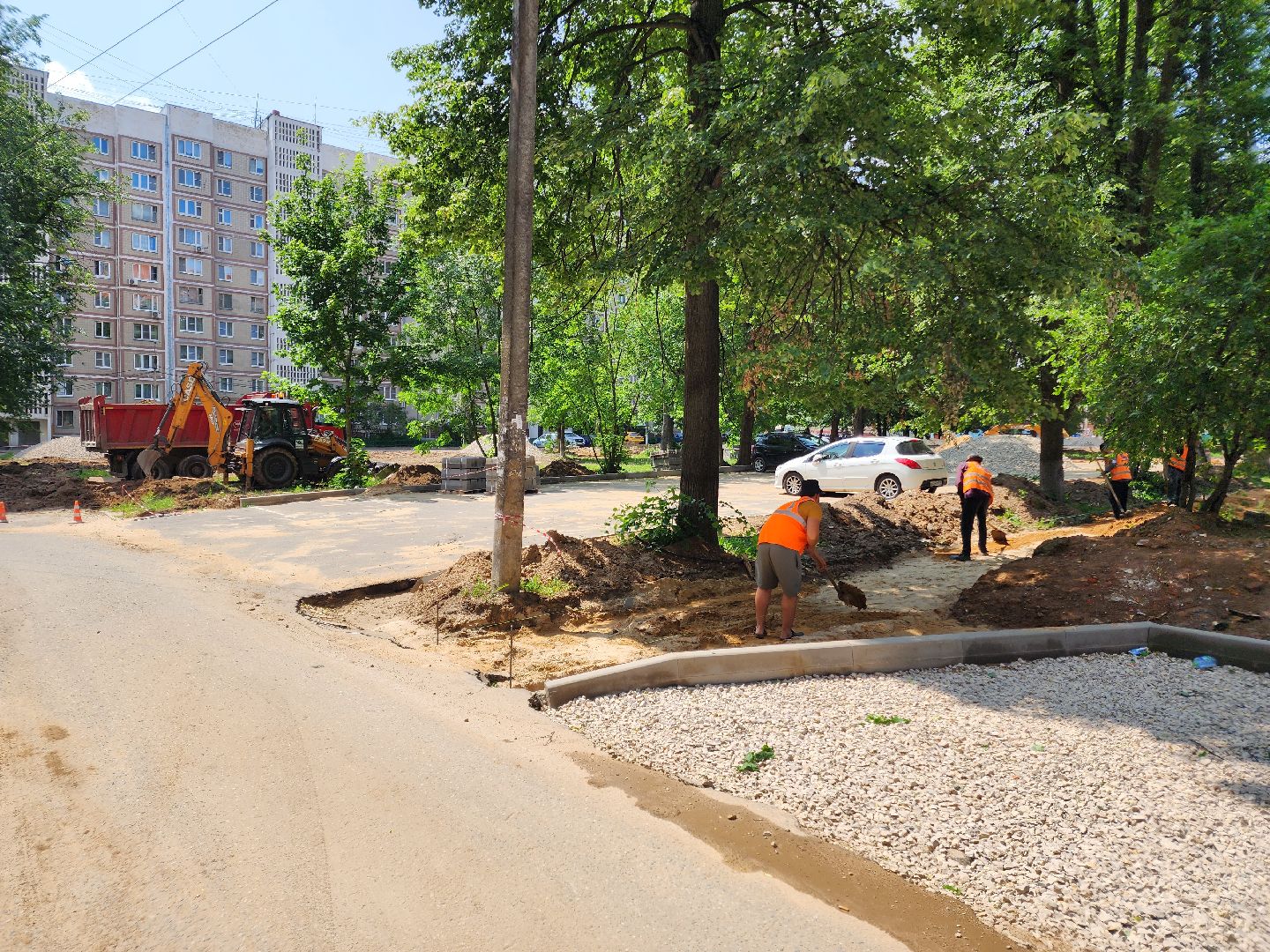 чехов, улица дружбы, благоустройство двора, пешеходные дорожки, тропинки, тротуары, проезды,  комплексное благоустройство,  госпрограмма московской области, формирование комфортной городской среды, комиссия, проверка, глава округа михаил собакин,