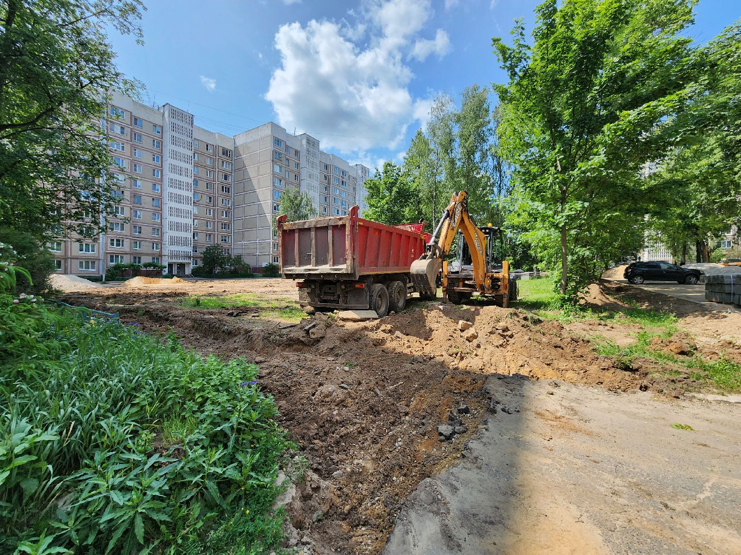 чехов, улица дружбы, благоустройство двора, пешеходные дорожки, тропинки, тротуары, проезды,  комплексное благоустройство,  госпрограмма московской области, формирование комфортной городской среды, комиссия, проверка, глава округа михаил собакин,