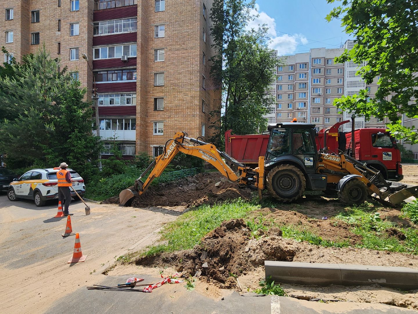 чехов, улица дружбы, благоустройство двора, пешеходные дорожки, тропинки, тротуары, проезды,  комплексное благоустройство,  госпрограмма московской области, формирование комфортной городской среды, комиссия, проверка, глава округа михаил собакин,