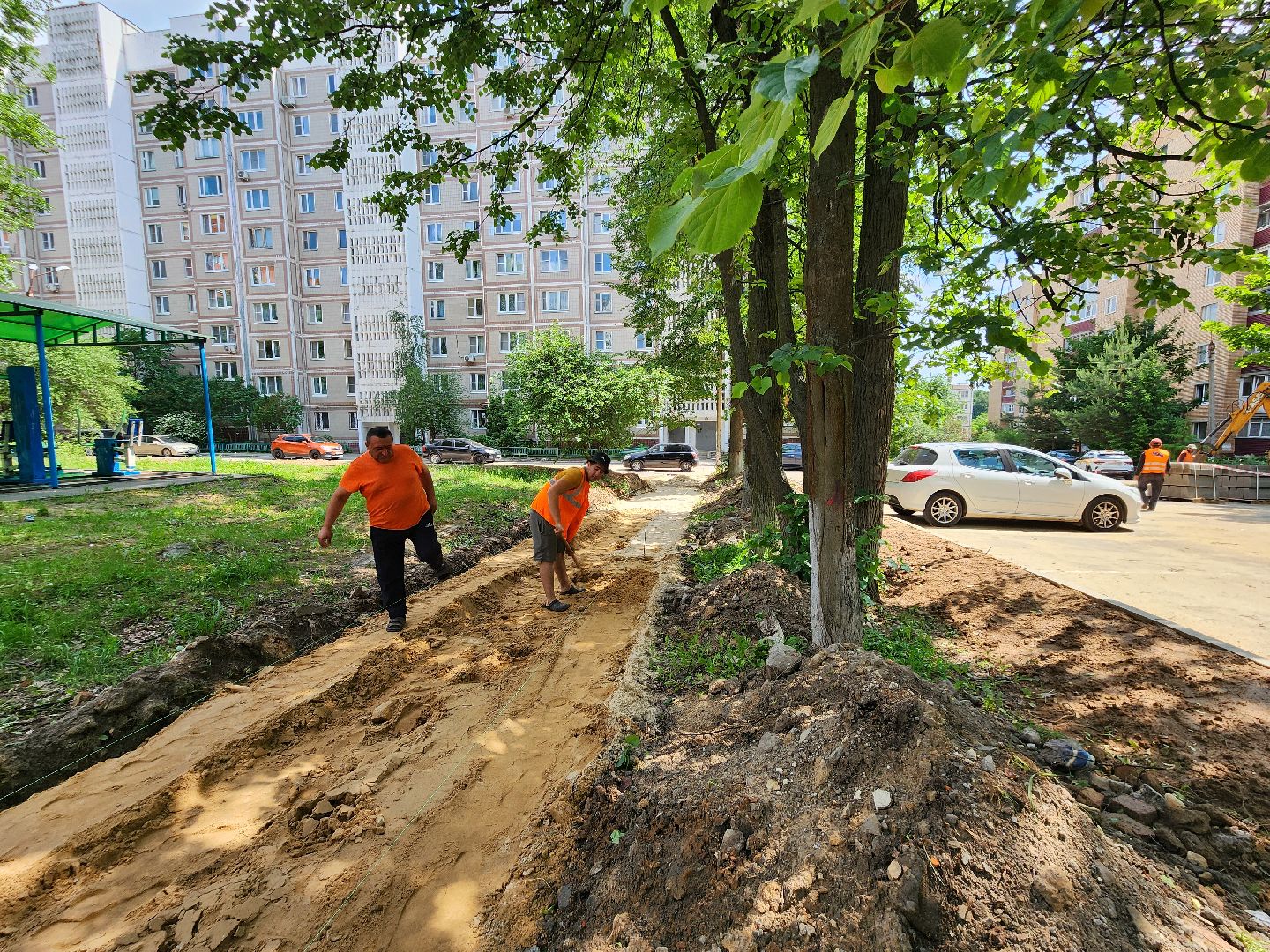 чехов, улица дружбы, благоустройство двора, пешеходные дорожки, тропинки, тротуары, проезды,  комплексное благоустройство,  госпрограмма московской области, формирование комфортной городской среды, комиссия, проверка, глава округа михаил собакин,