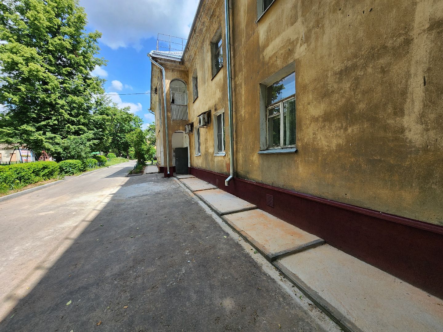 чехов,  улица ильича 33, жилой дом, капитальный ремонт фундамента, капремонт отмостки и цоколя, укрепление и усиление фундамента, реконструкция, обновление, инженерные сети, благоустройство двора, фонд капитального ремонта московской области,