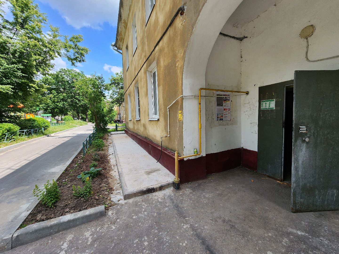 чехов,  улица ильича 33, жилой дом, капитальный ремонт фундамента, капремонт отмостки и цоколя, укрепление и усиление фундамента, реконструкция, обновление, инженерные сети, благоустройство двора, фонд капитального ремонта московской области,