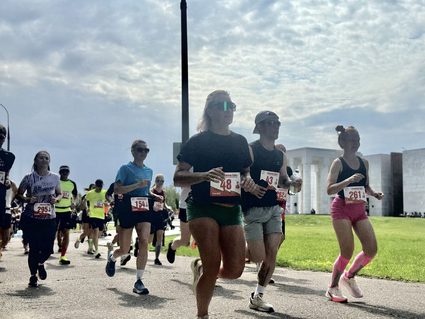 ленинский забег, музей заповедник горки ленинские, спортсмены, бегуны, день россии, 80 лет победе,