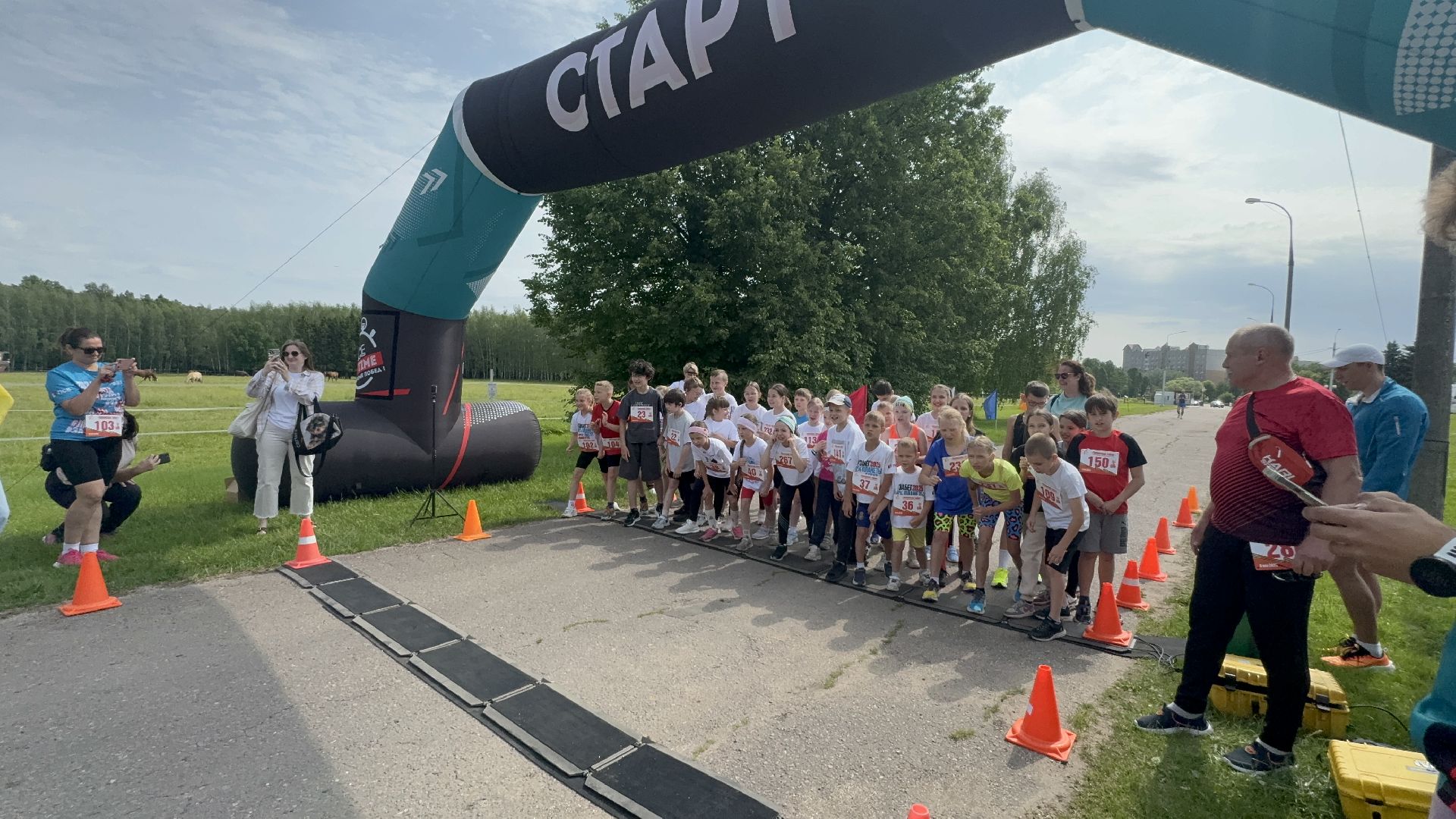 ленинский забег, музей заповедник горки ленинские, спортсмены, бегуны, день россии, 80 лет победе,