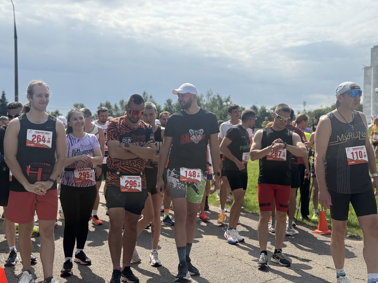 ленинский забег, музей заповедник горки ленинские, спортсмены, бегуны, день россии, 80 лет победе,