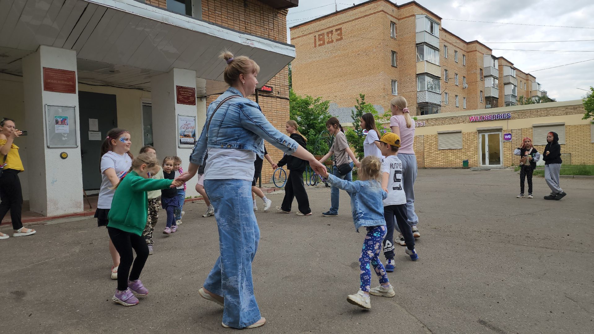 софрино, пушкинский округ, день россии, флешмоб, аквагрим, дети, родители, танцы, песни, флаг россии, патриотизм,