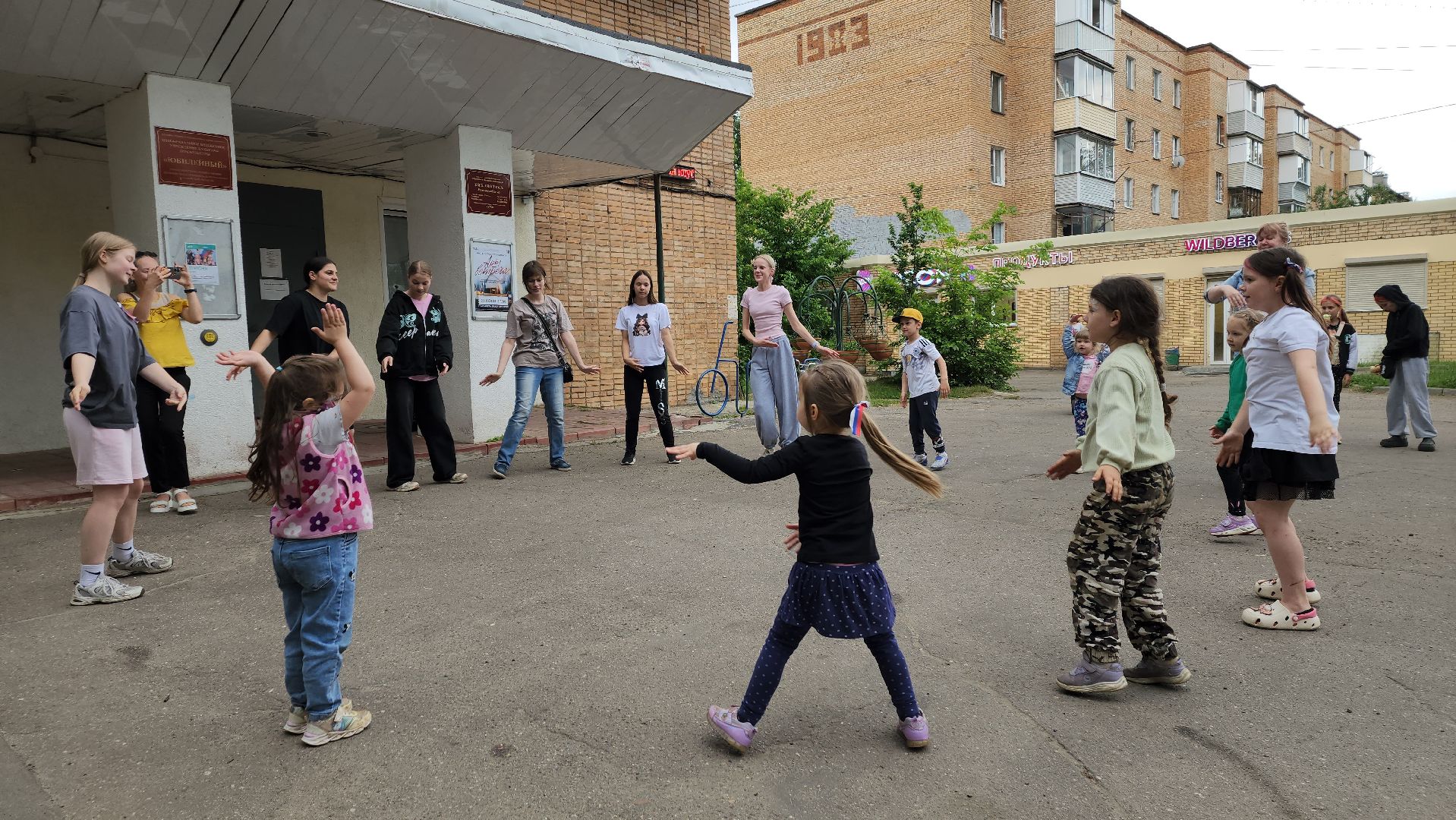 софрино, пушкинский округ, день россии, флешмоб, аквагрим, дети, родители, танцы, песни, флаг россии, патриотизм,