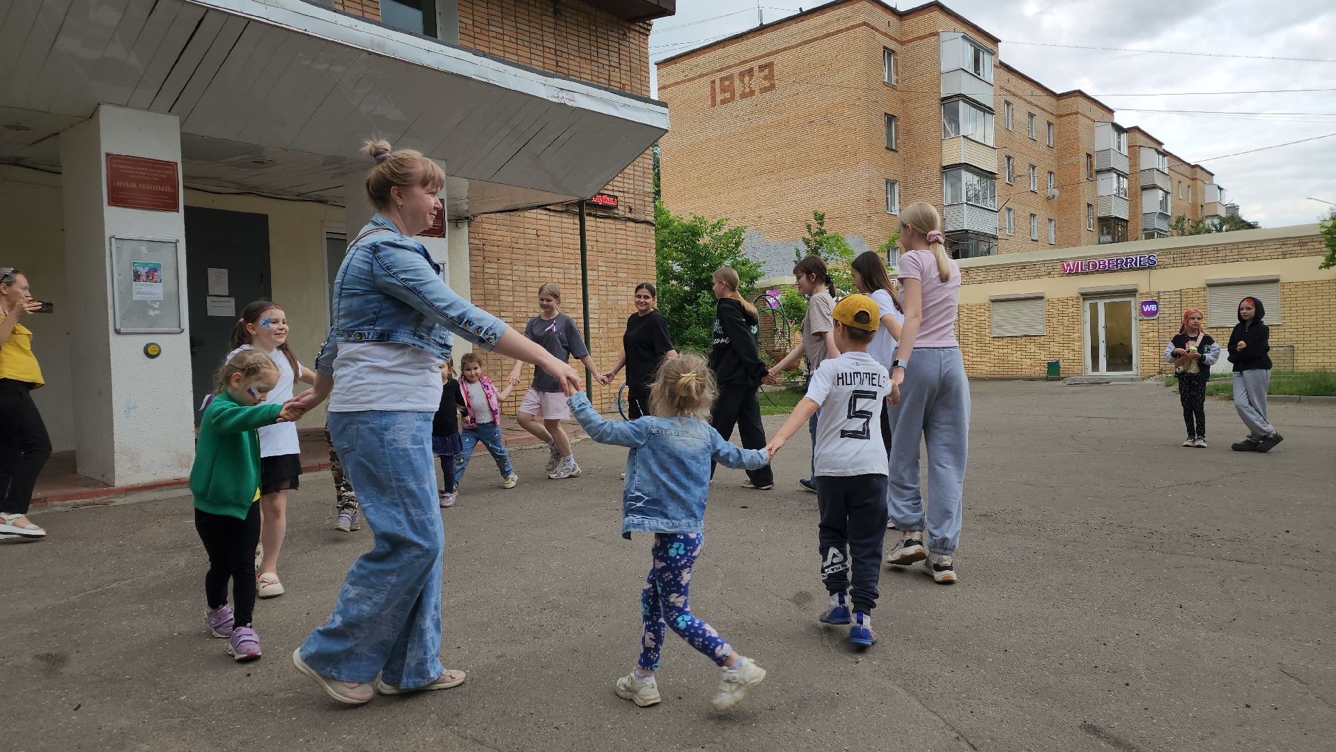 софрино, пушкинский округ, день россии, флешмоб, аквагрим, дети, родители, танцы, песни, флаг россии, патриотизм,