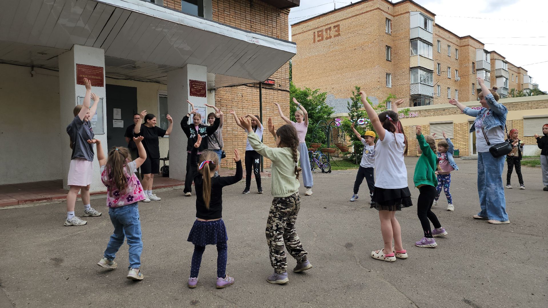 софрино, пушкинский округ, день россии, флешмоб, аквагрим, дети, родители, танцы, песни, флаг россии, патриотизм,