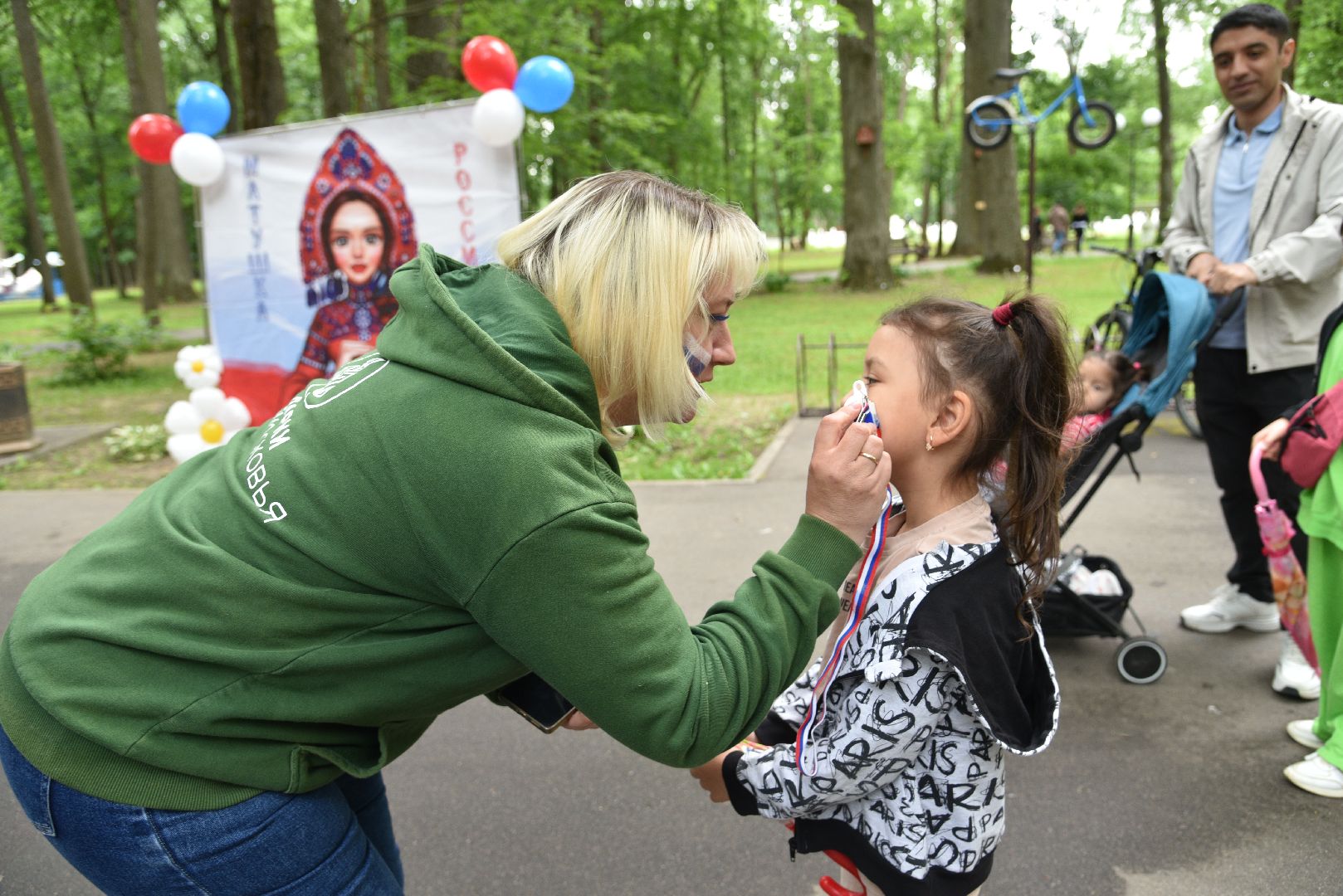 лотошино, лотошинский парк, день россии, триколор, ленточка,