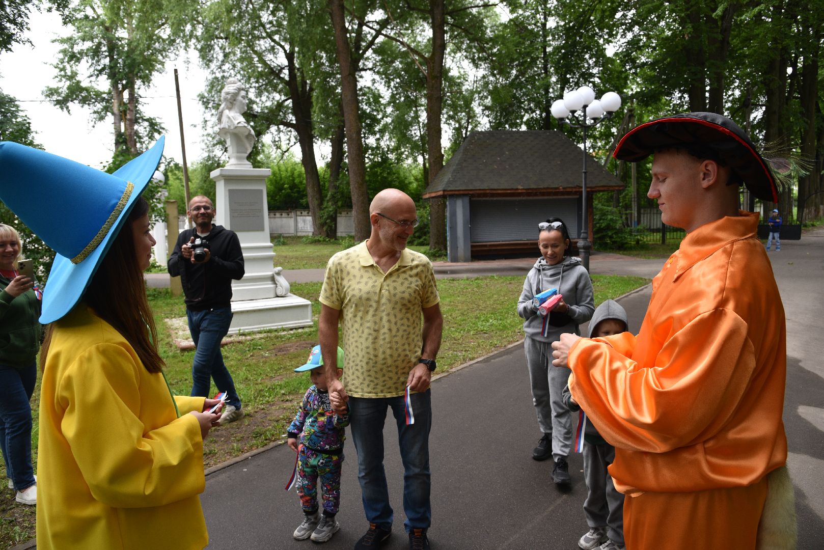 лотошино, лотошинский парк, день россии, триколор, ленточка,