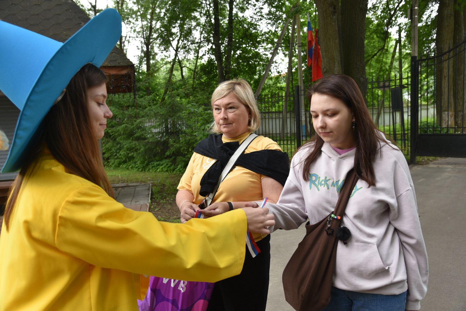 лотошино, лотошинский парк, день россии, триколор, ленточка,