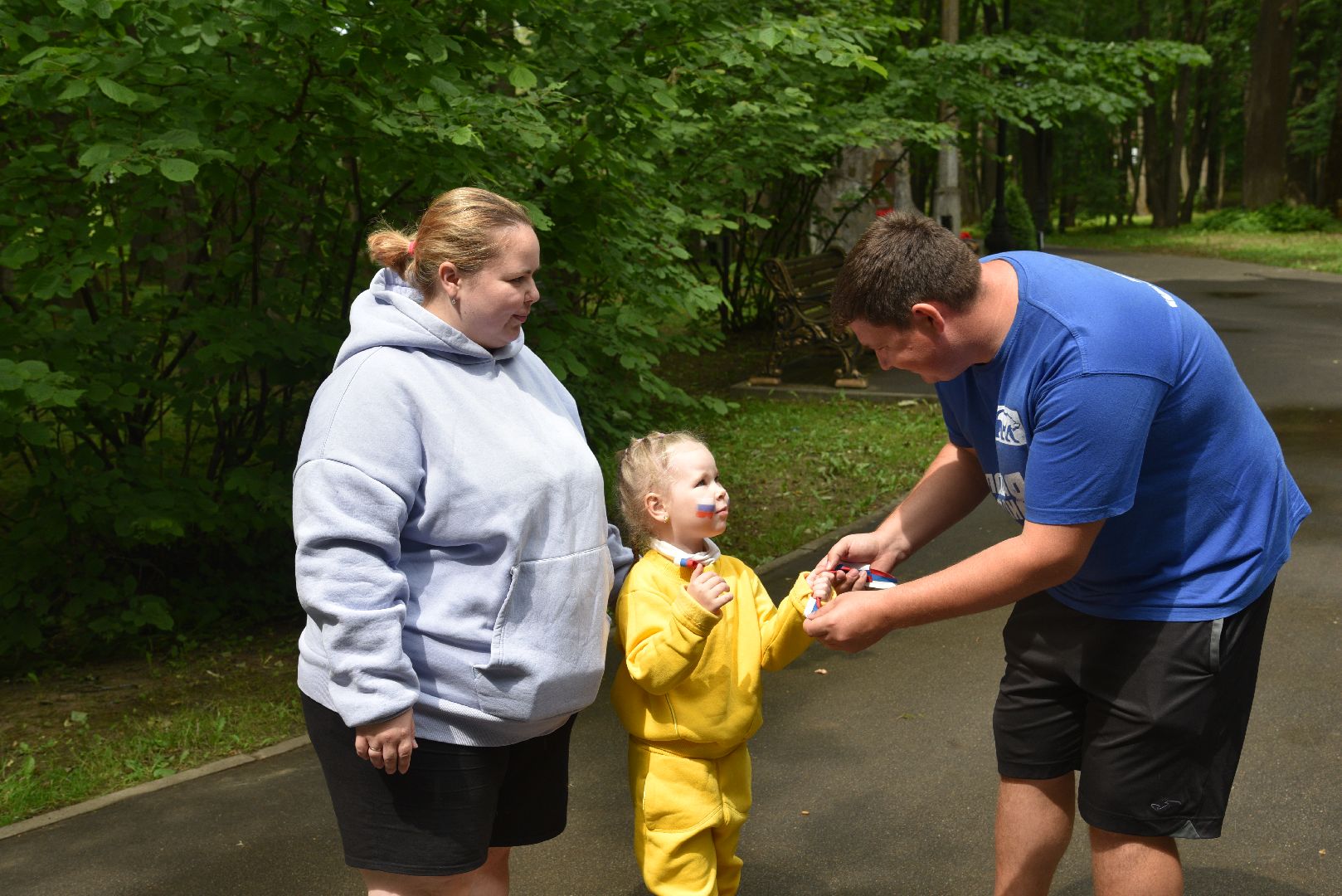 лотошино, лотошинский парк, день россии, триколор, ленточка,