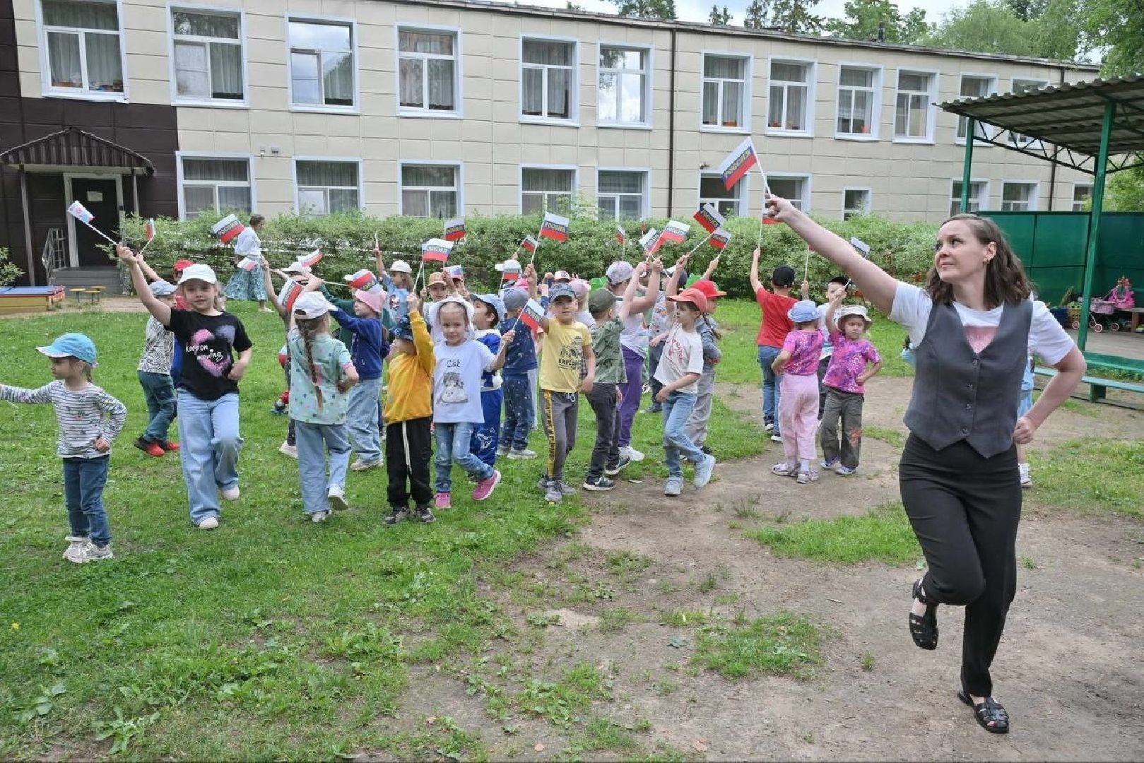 день россии, праздник власиха, школа попова власиха, дошколята власиха, государственный праздник, триколор,