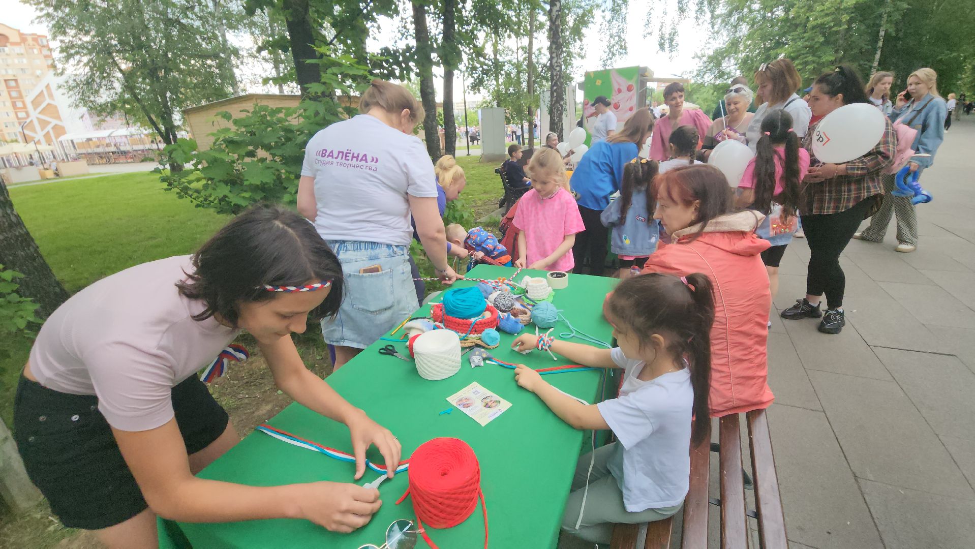 долгопрудный, день россии 2025, фестиваль с россией в сердце, триколор, фенечка, нитки,  мастер-класс,