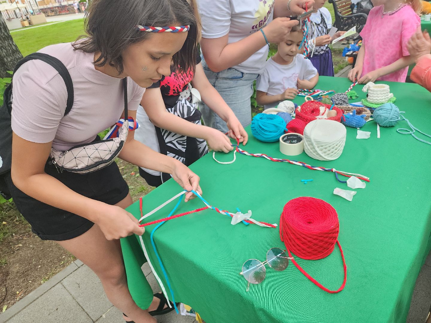 долгопрудный, день россии 2025, фестиваль с россией в сердце, триколор, фенечка, нитки,  мастер-класс,