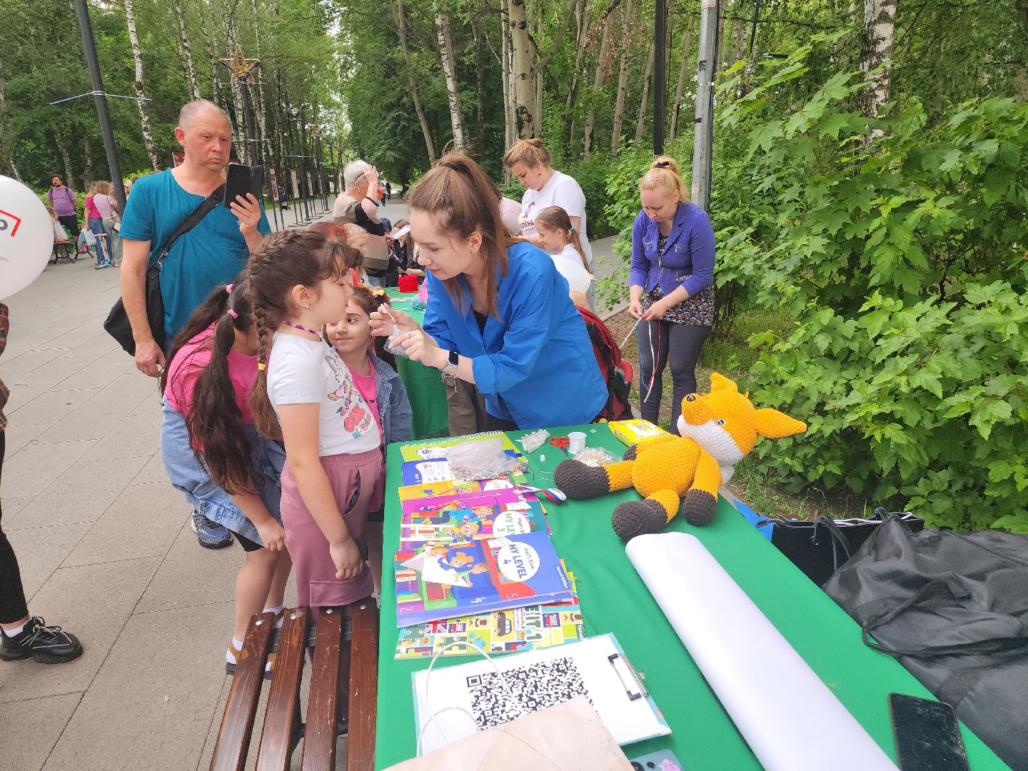 долгопрудный, день россии 2025, фестиваль с россией в сердце, триколор, фенечка, нитки,  мастер-класс,