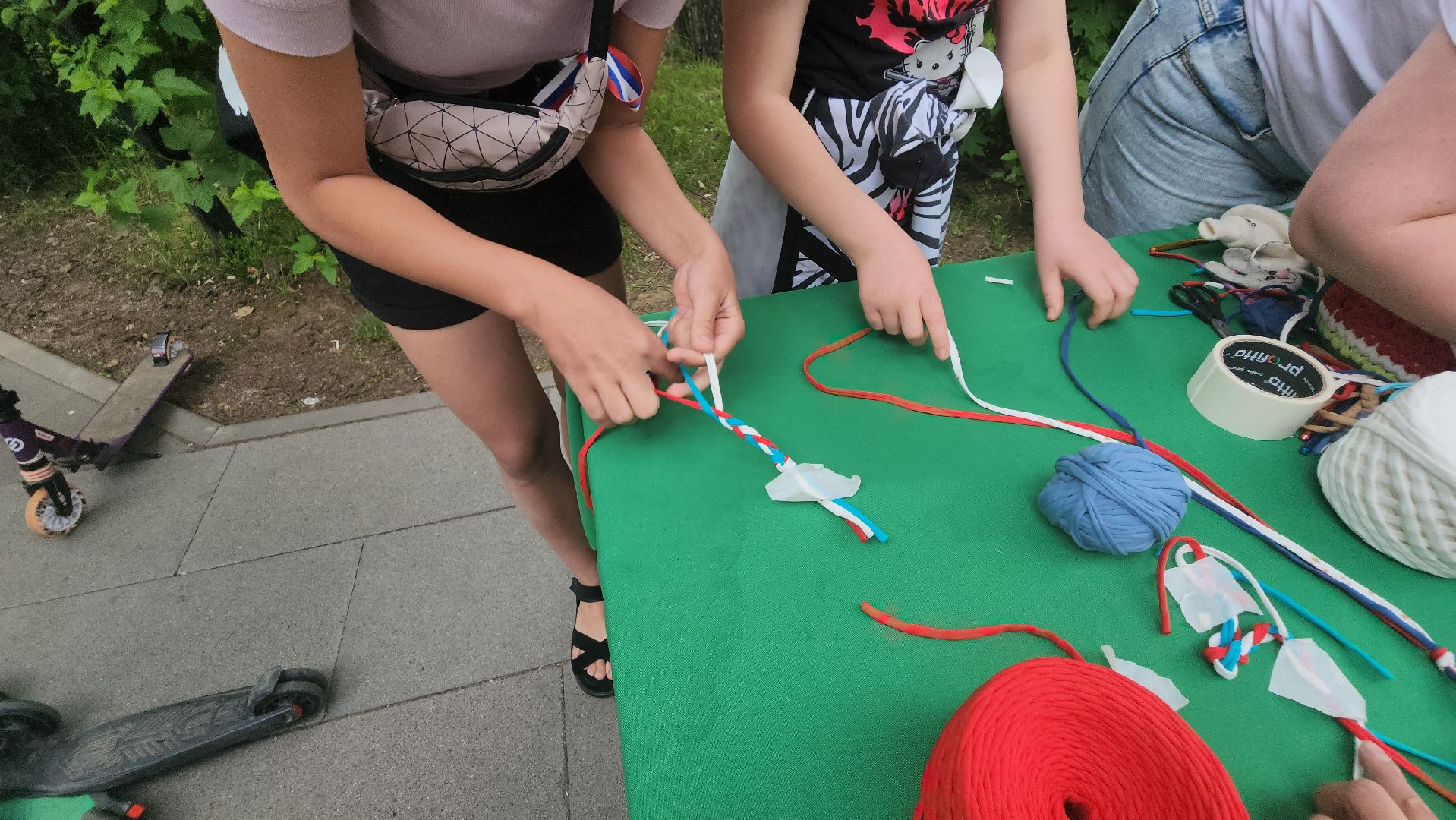 долгопрудный, день россии 2025, фестиваль с россией в сердце, триколор, фенечка, нитки,  мастер-класс,