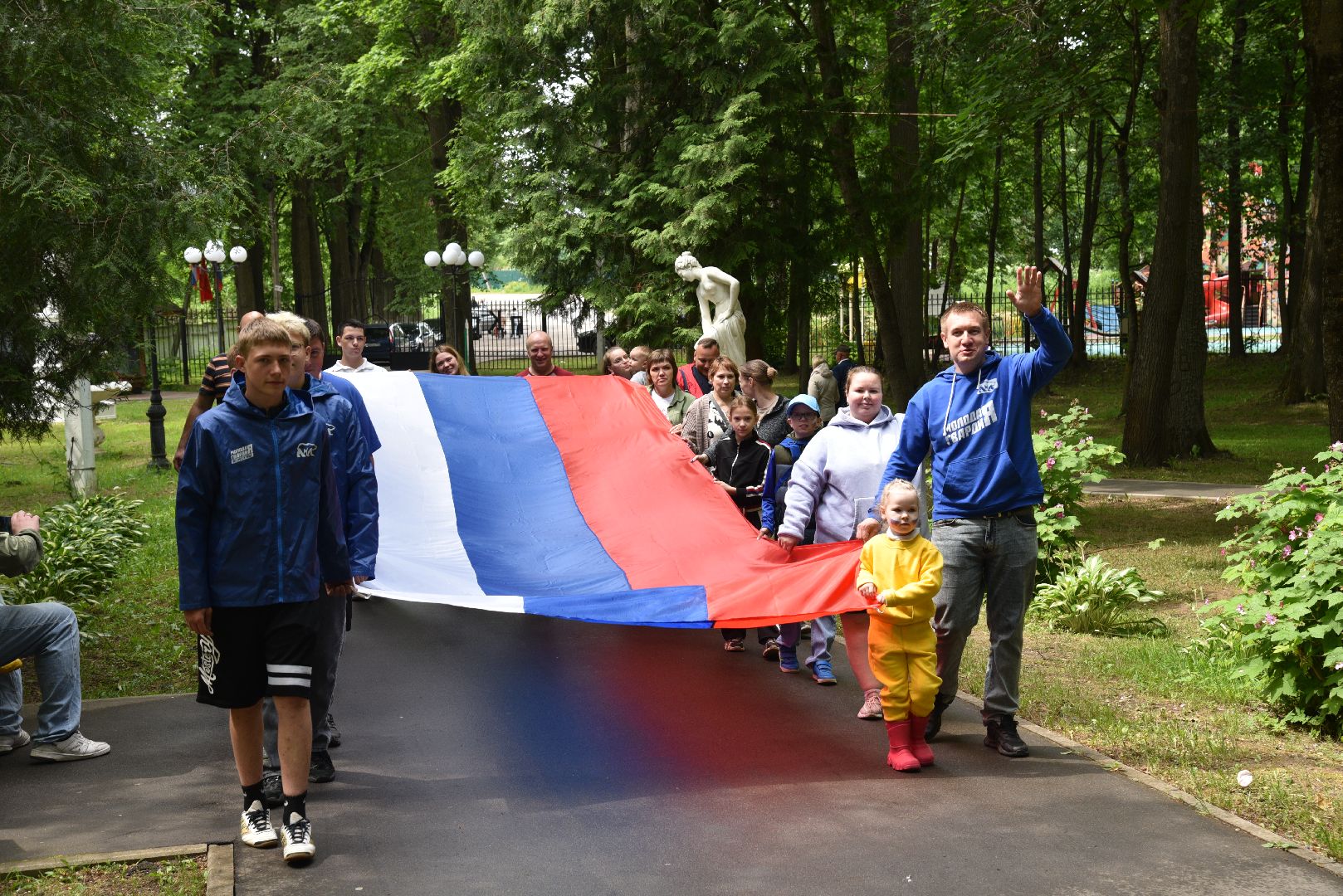 лотошино, день россии, флаг россии, лотошинский парк,