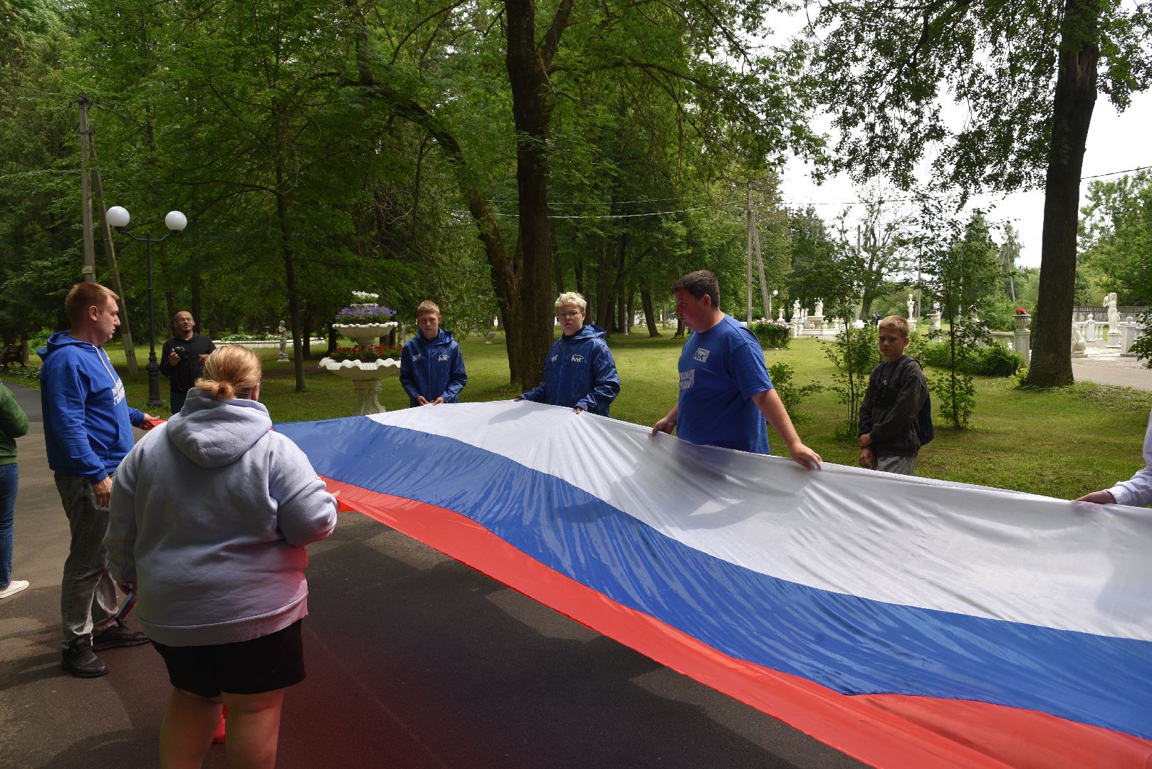 лотошино, день россии, флаг россии, лотошинский парк,