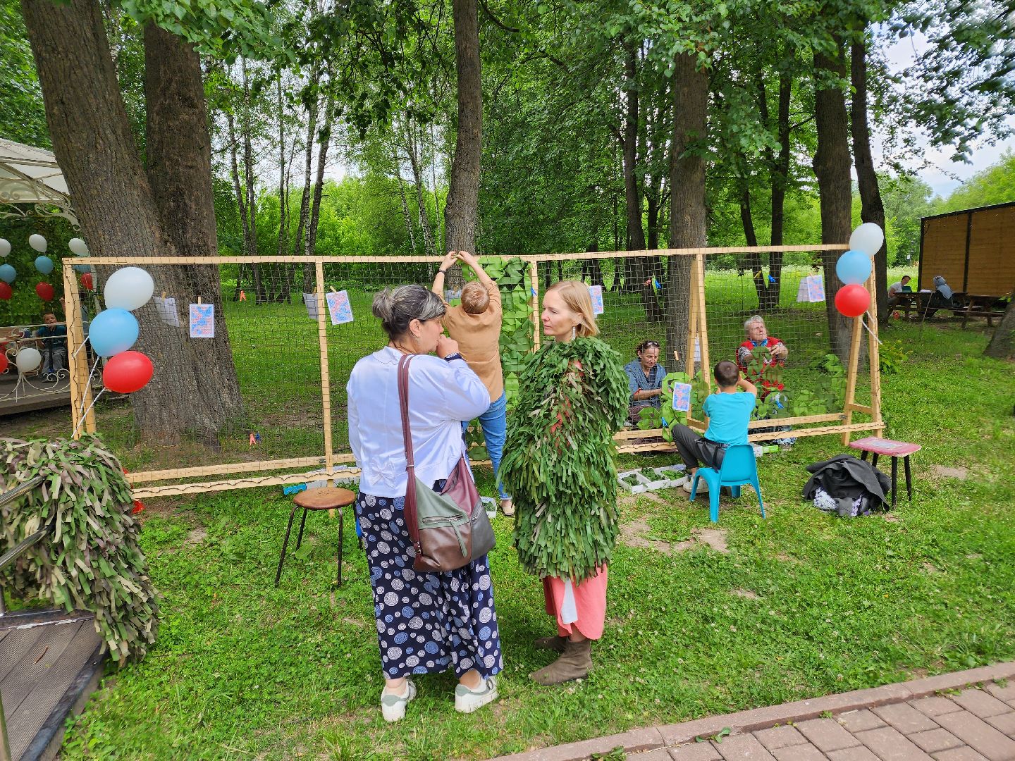чехов, улица пушкина, городской парк, день россии, праздничная программа, с россией в сердце, мастер-классы, игры и конкурсы, плетение маскировочных сетей, маскхалаты, ярмарка сделано вручную, концерт, аттракционы, карусель сказка, батуты,