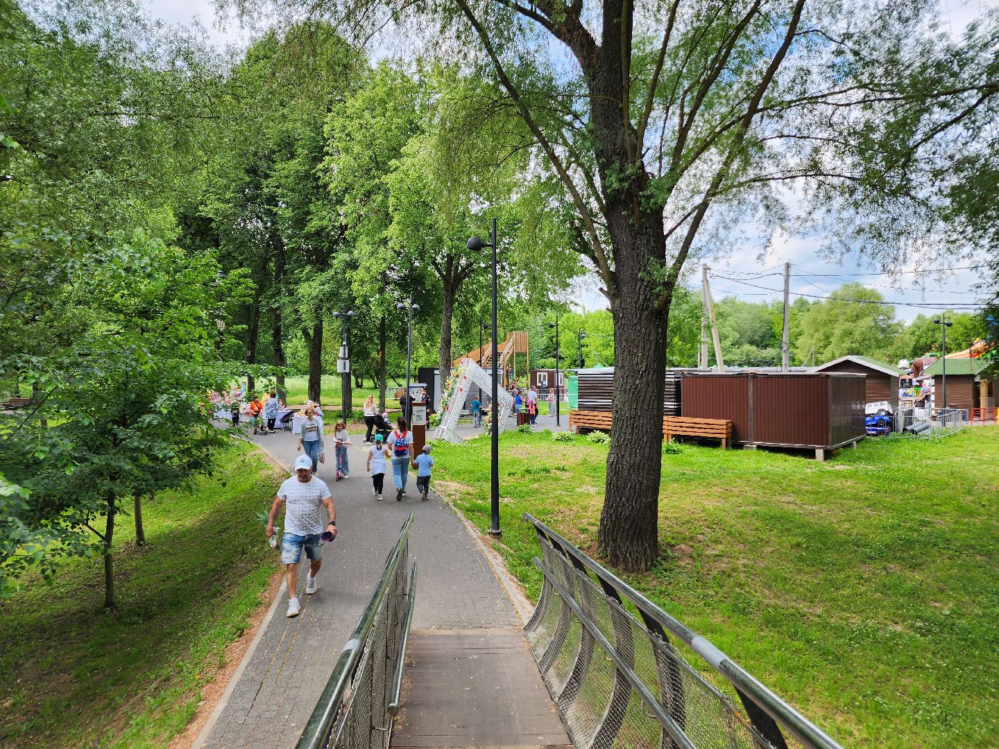 чехов, улица пушкина, городской парк, день россии, праздничная программа, с россией в сердце, мастер-классы, игры и конкурсы, плетение маскировочных сетей, маскхалаты, ярмарка сделано вручную, концерт, аттракционы, карусель сказка, батуты,