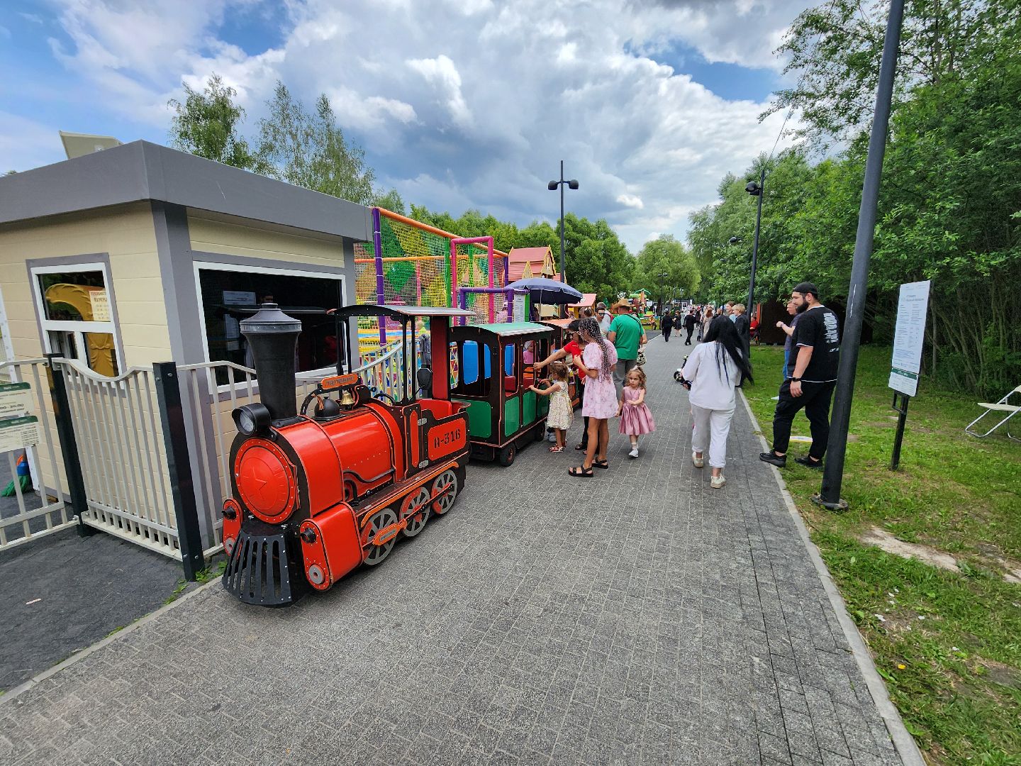 чехов, улица пушкина, городской парк, день россии, праздничная программа, с россией в сердце, мастер-классы, игры и конкурсы, плетение маскировочных сетей, маскхалаты, ярмарка сделано вручную, концерт, аттракционы, карусель сказка, батуты,