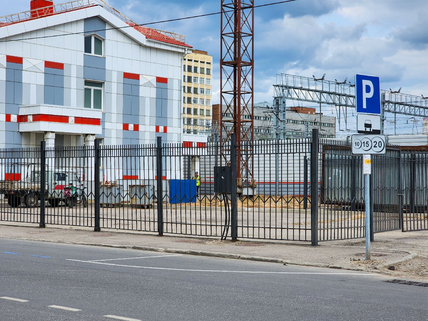 Подольск, парковка автомобилей, день россии 2025,