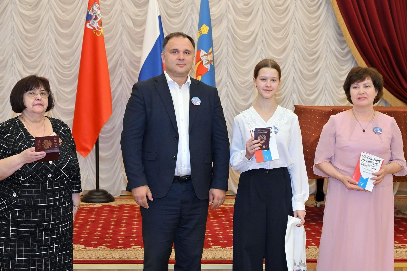 вручение паспортов, паспорт гражданина РФ, торжественная церемония , власиха вручение паспоров, глава власихи,