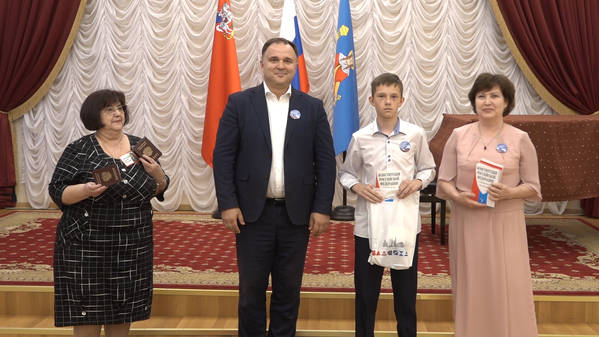 вручение паспортов, паспорт гражданина РФ, торжественная церемония , власиха вручение паспоров, глава власихи,