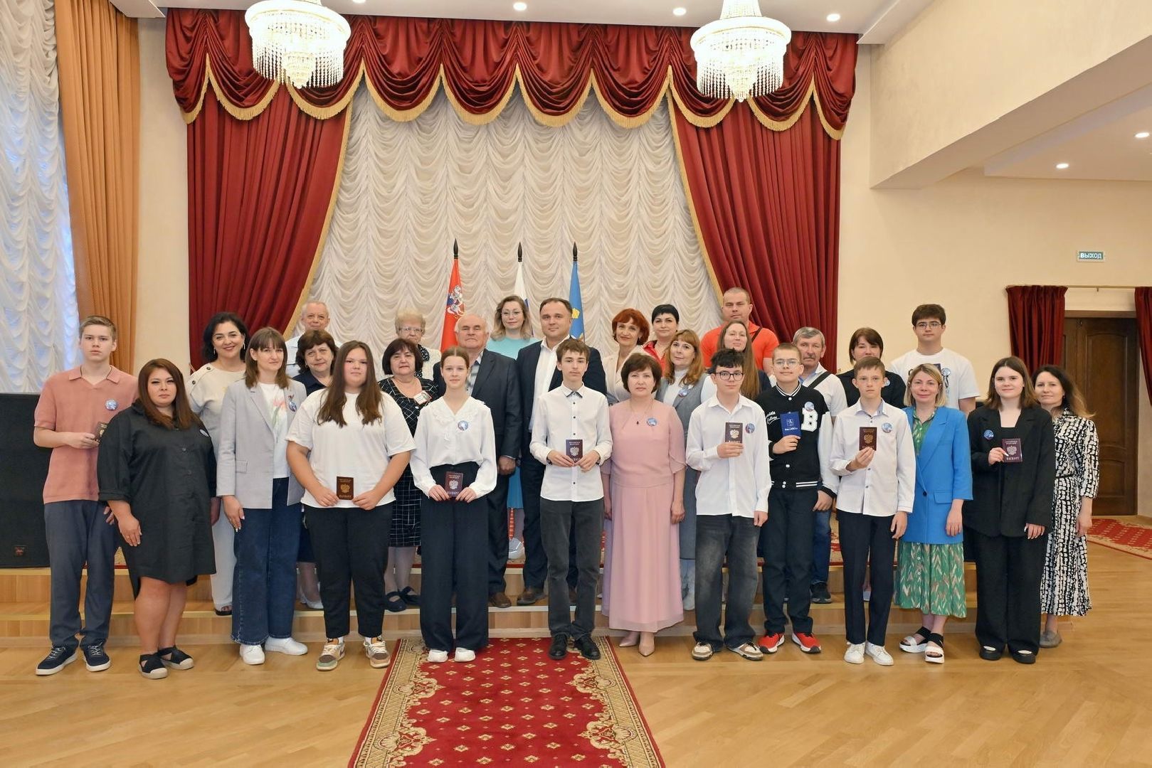 вручение паспортов, паспорт гражданина РФ, торжественная церемония , власиха вручение паспоров, глава власихи,