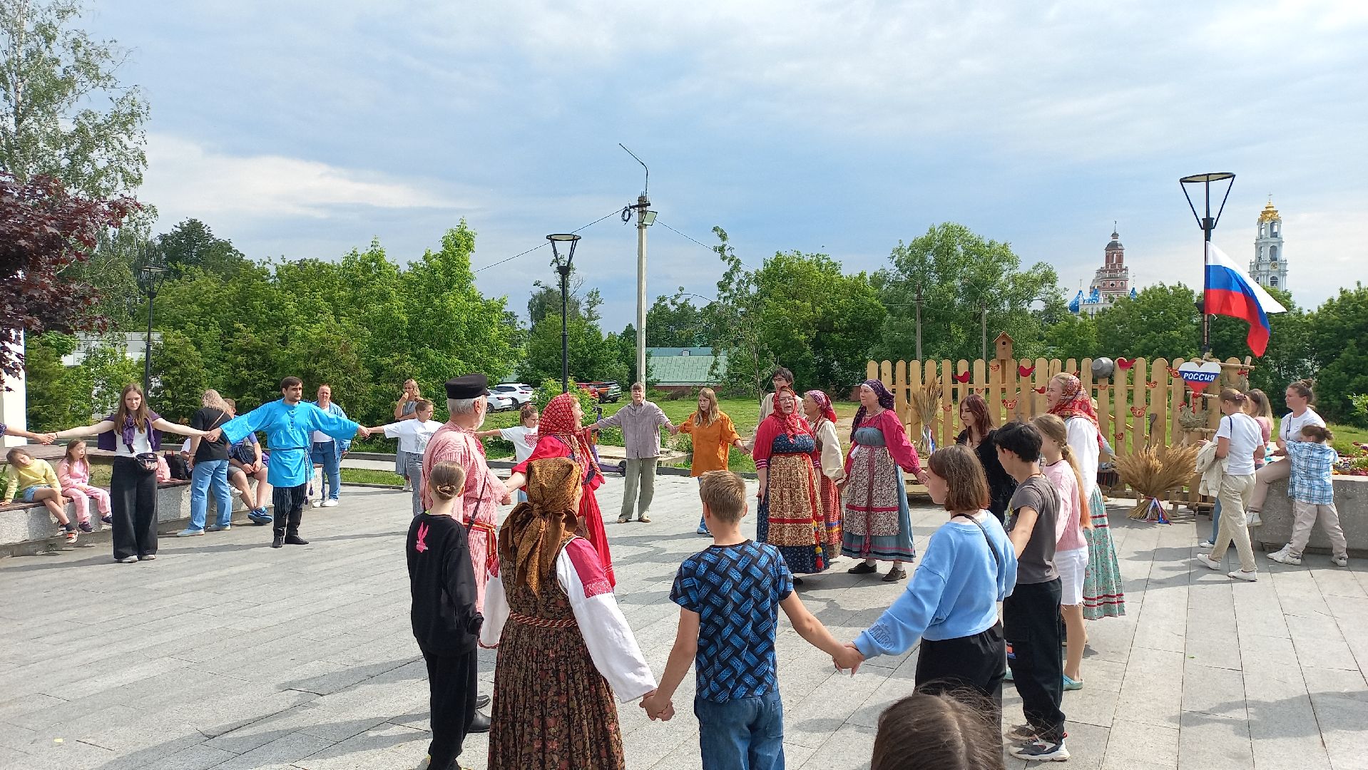 день россии 2025, народный костюм, хоровод, скоморошьяслобода, сергиев посад,
