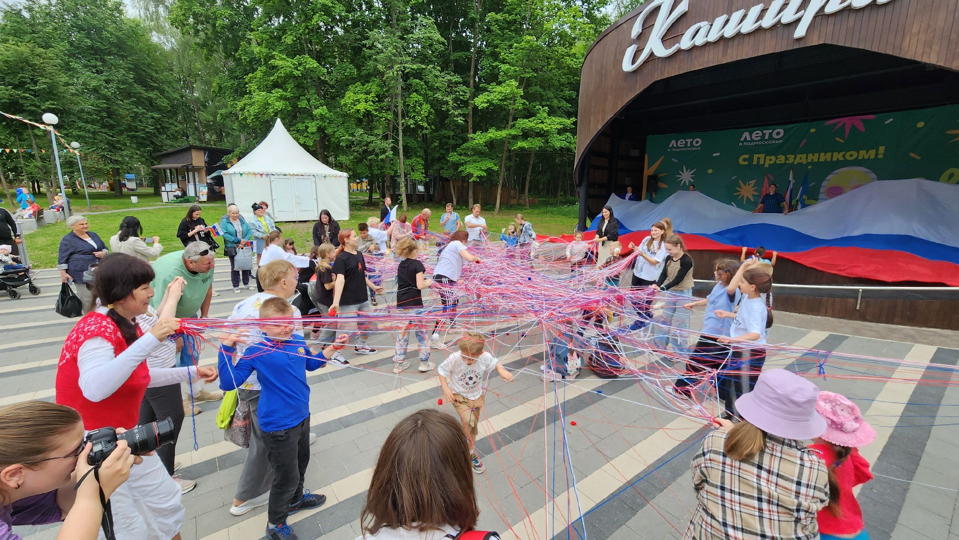 кашира, день россии, парк, праздник, флешмоб, триколор, волонтеры,
