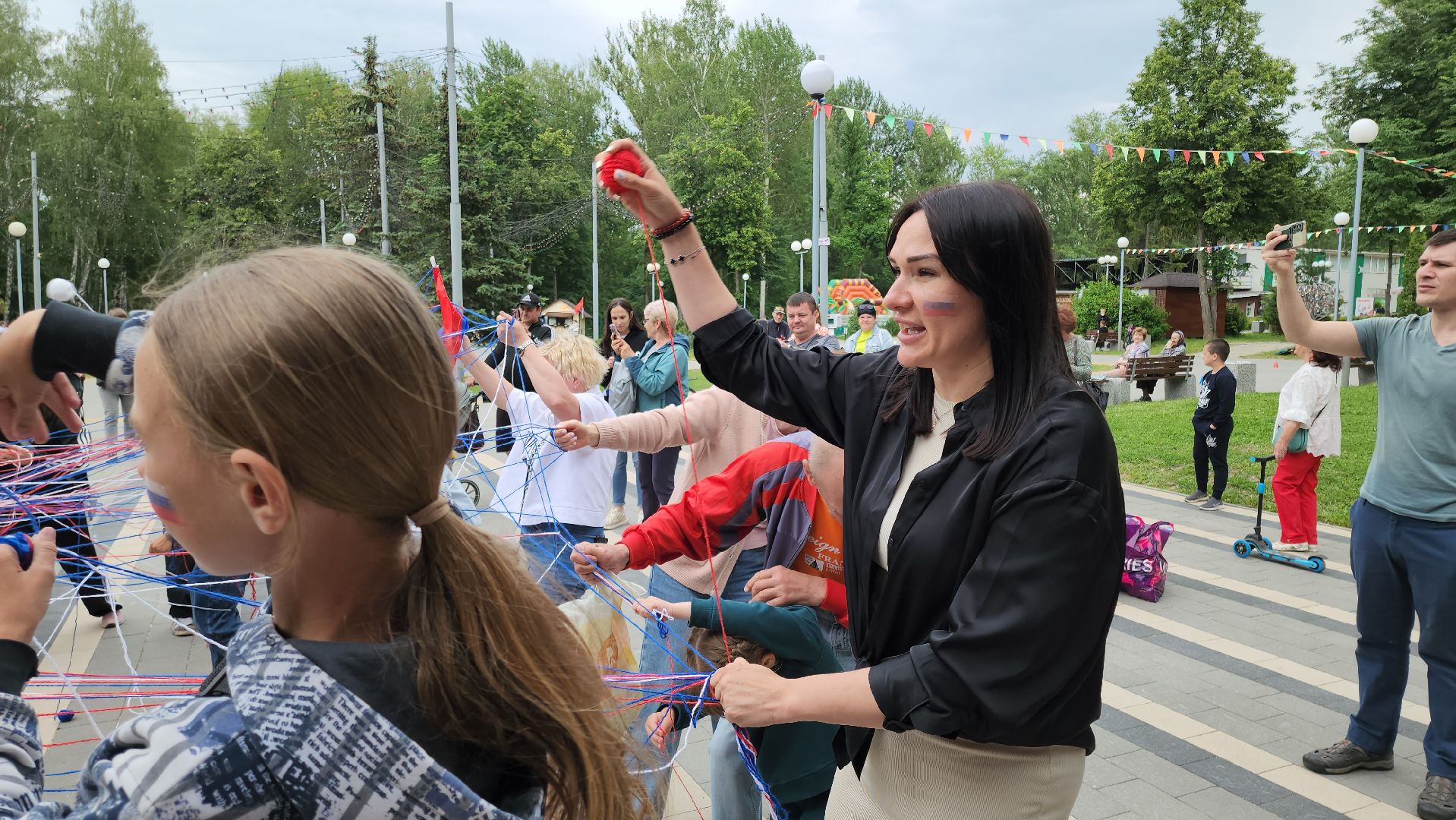 кашира, день россии, парк, праздник, флешмоб, триколор, волонтеры,