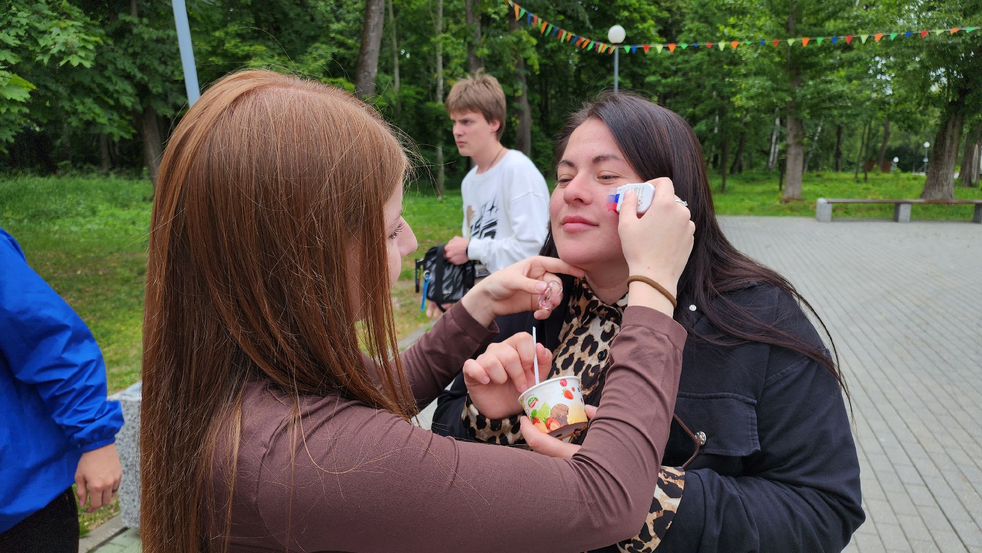 кашира, день россии, праздник, парк, волонтеры, молодая гвардия, триколор, флаг,