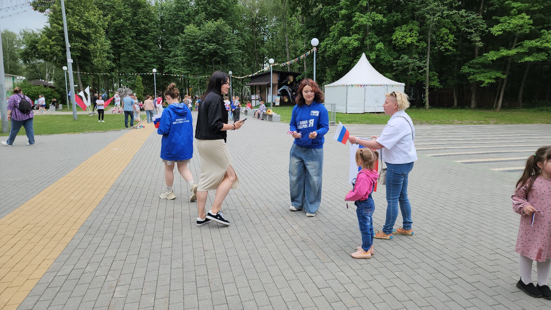 кашира, день россии, праздник, парк, волонтеры, молодая гвардия, триколор, флаг,