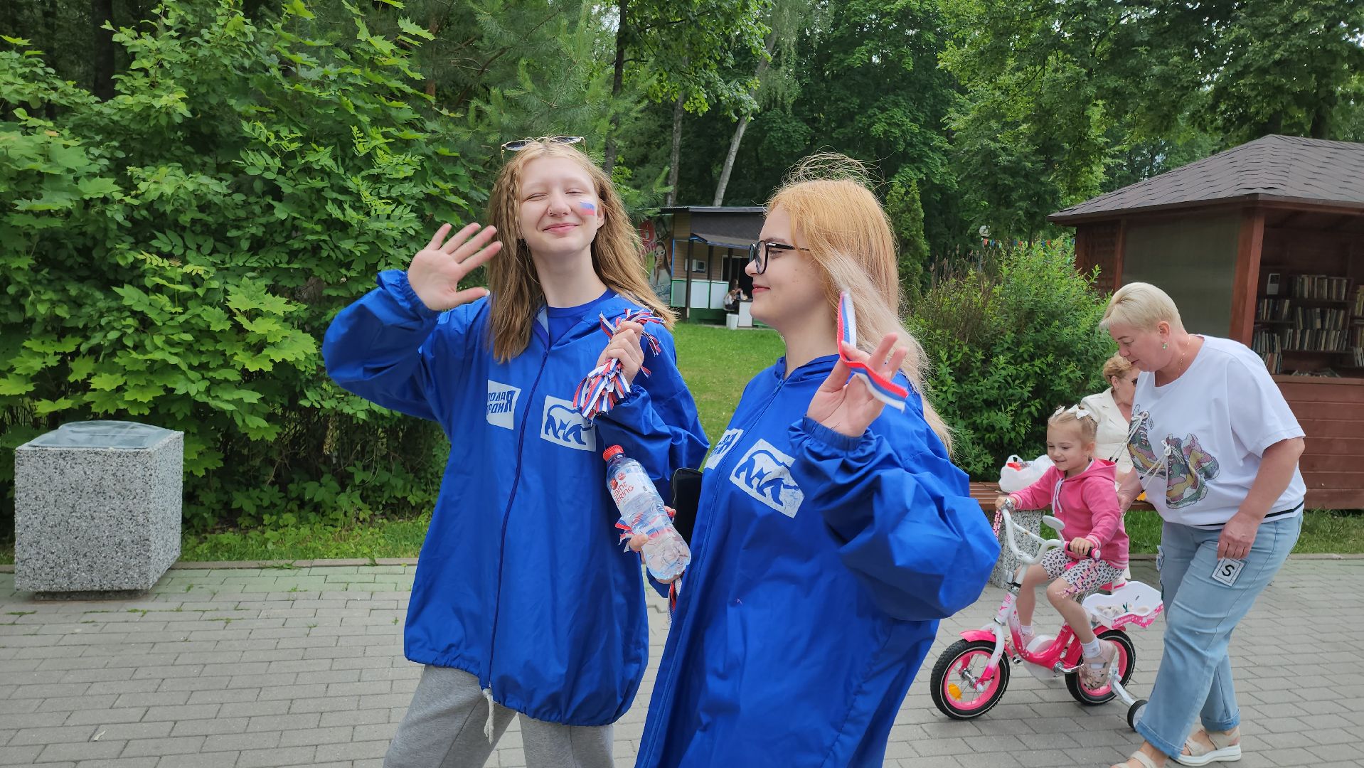 кашира, день россии, праздник, парк, волонтеры, молодая гвардия, триколор, флаг,