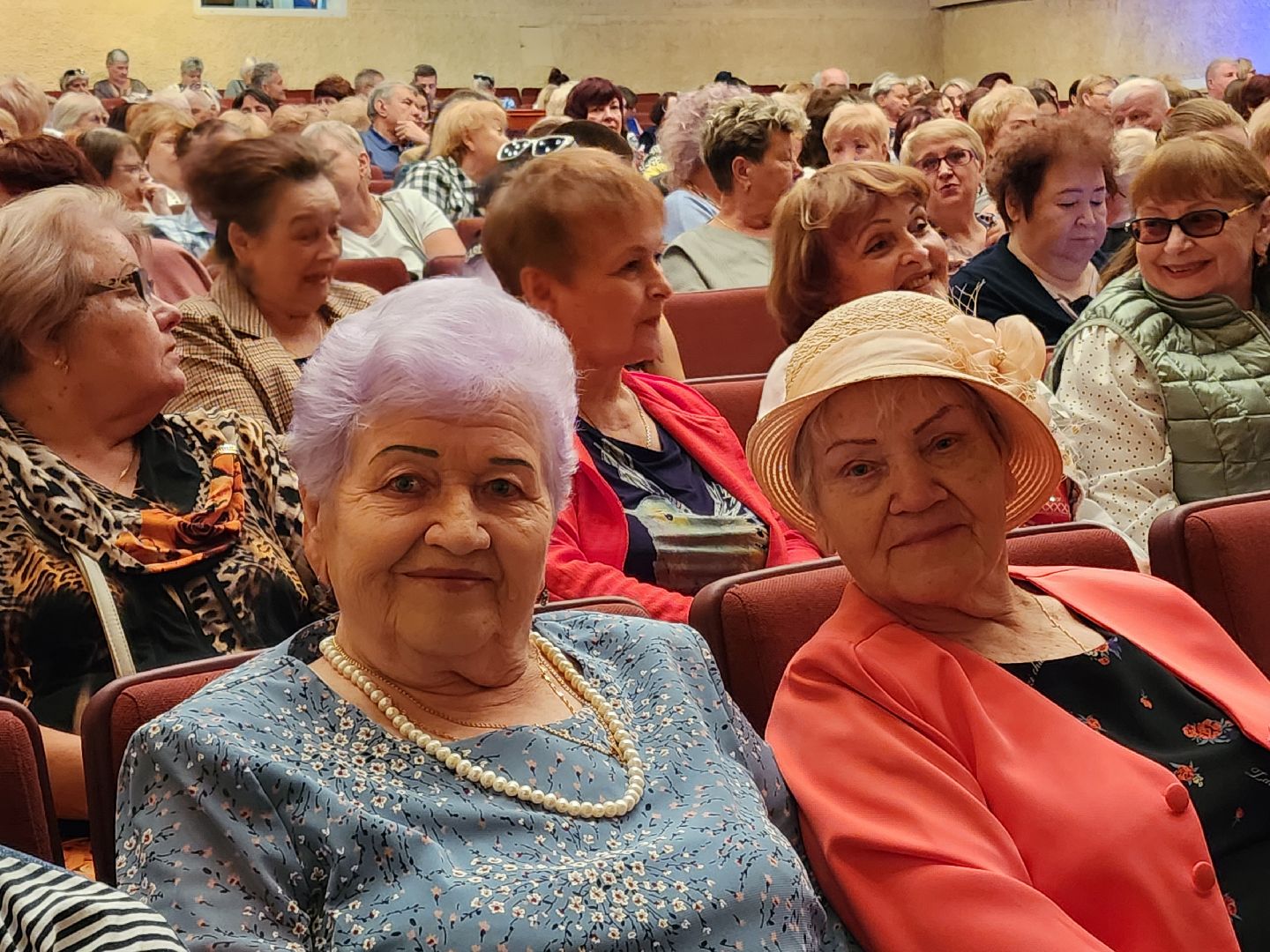 чехов, дворец культуры дружба, день россии, праздничный концерт, ансамбль самоцветы, группа вэда, вокальный ансамбль авангард, песни, хиты прошлых лет,